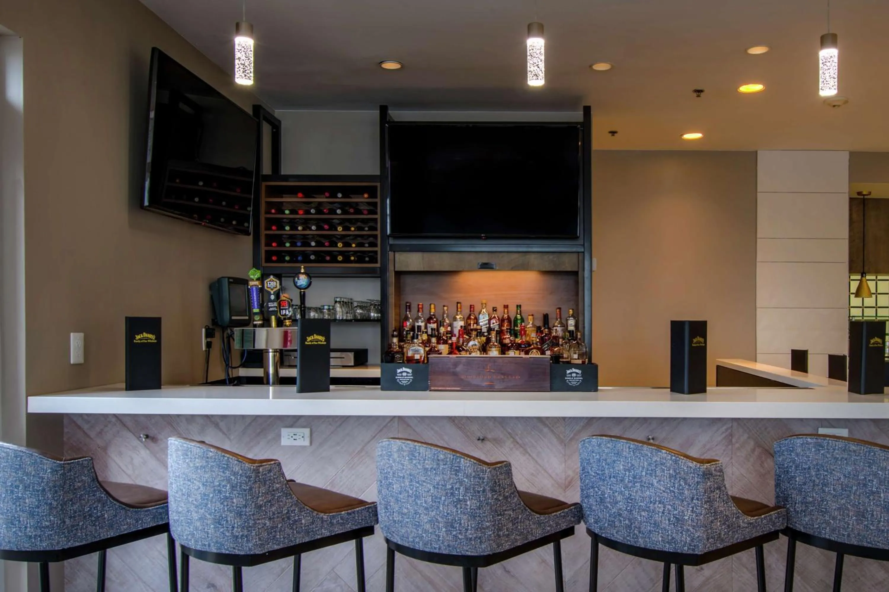 Lounge or bar in Hilton Garden Inn Durham Southpoint