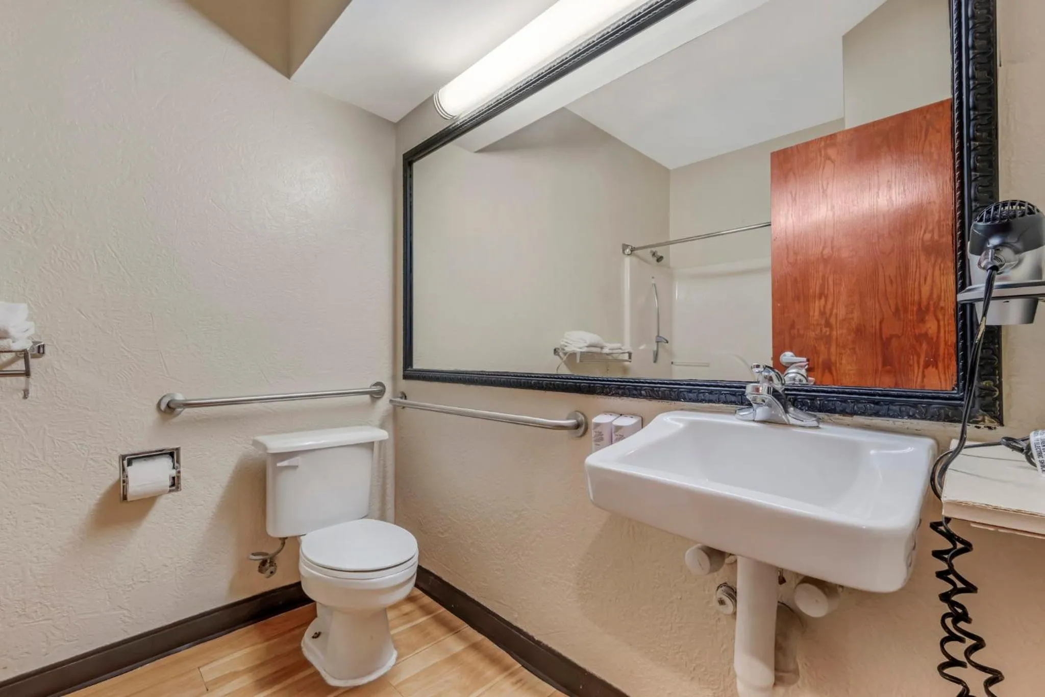 Bathroom in Red Roof Inn Dumas