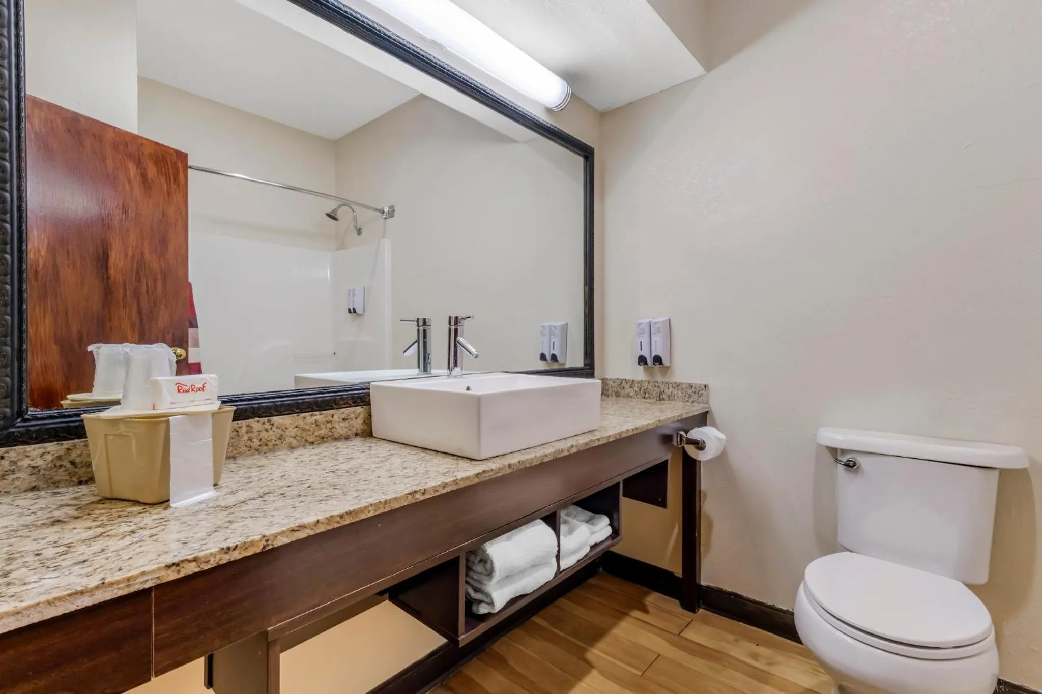 Bathroom in Red Roof Inn Dumas