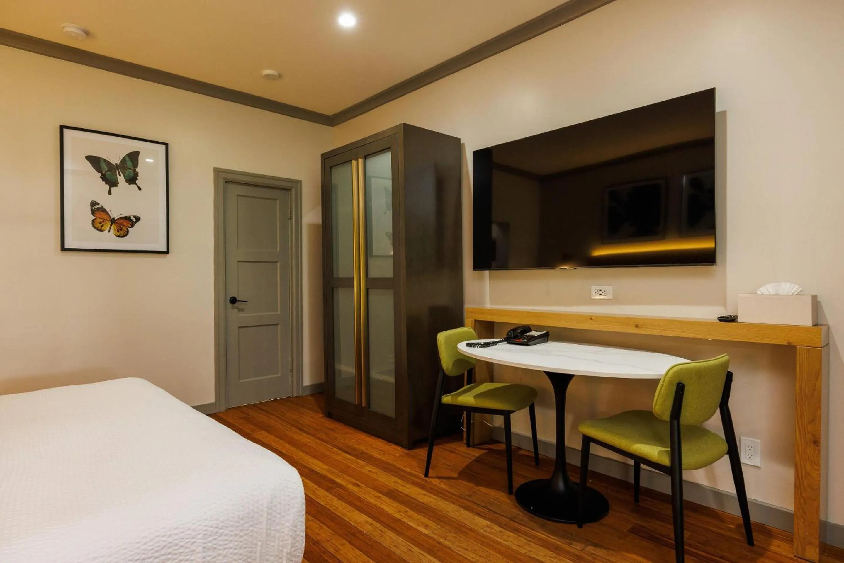 Bedroom, Bed in Inn Marin and Suites, an Ascend Collection Hotel