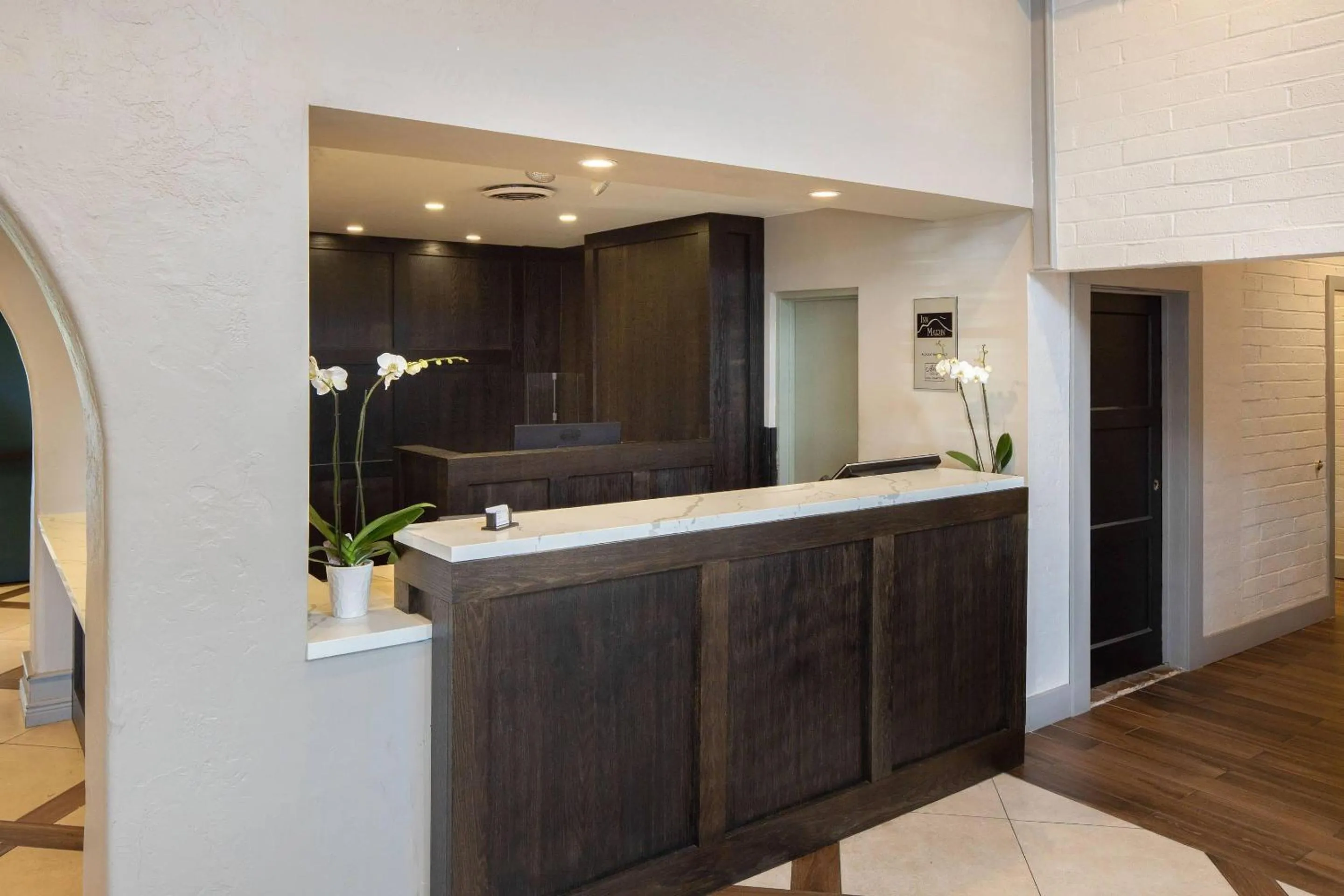 Lobby or reception in Inn Marin and Suites, an Ascend Collection Hotel