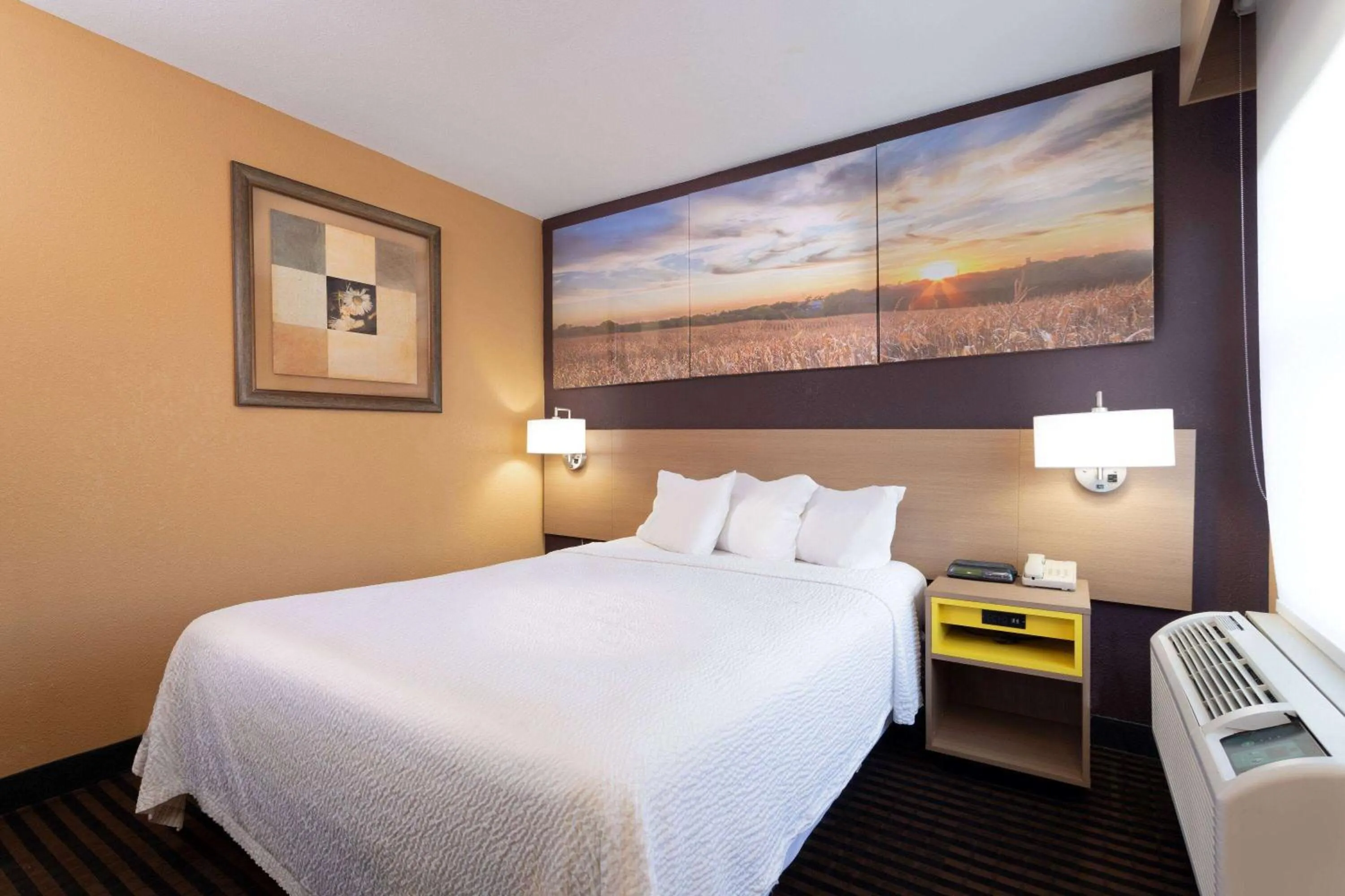 Photo of the whole room, Bed in Days Inn by Wyndham Anderson IN