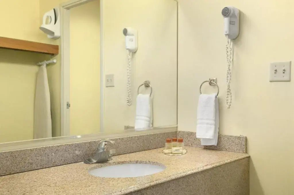 Queen Room - Non-Smoking in Days Inn by Wyndham Anderson IN Queen Room - Non-Smoking in Days Inn by Wyndham Anderson IN