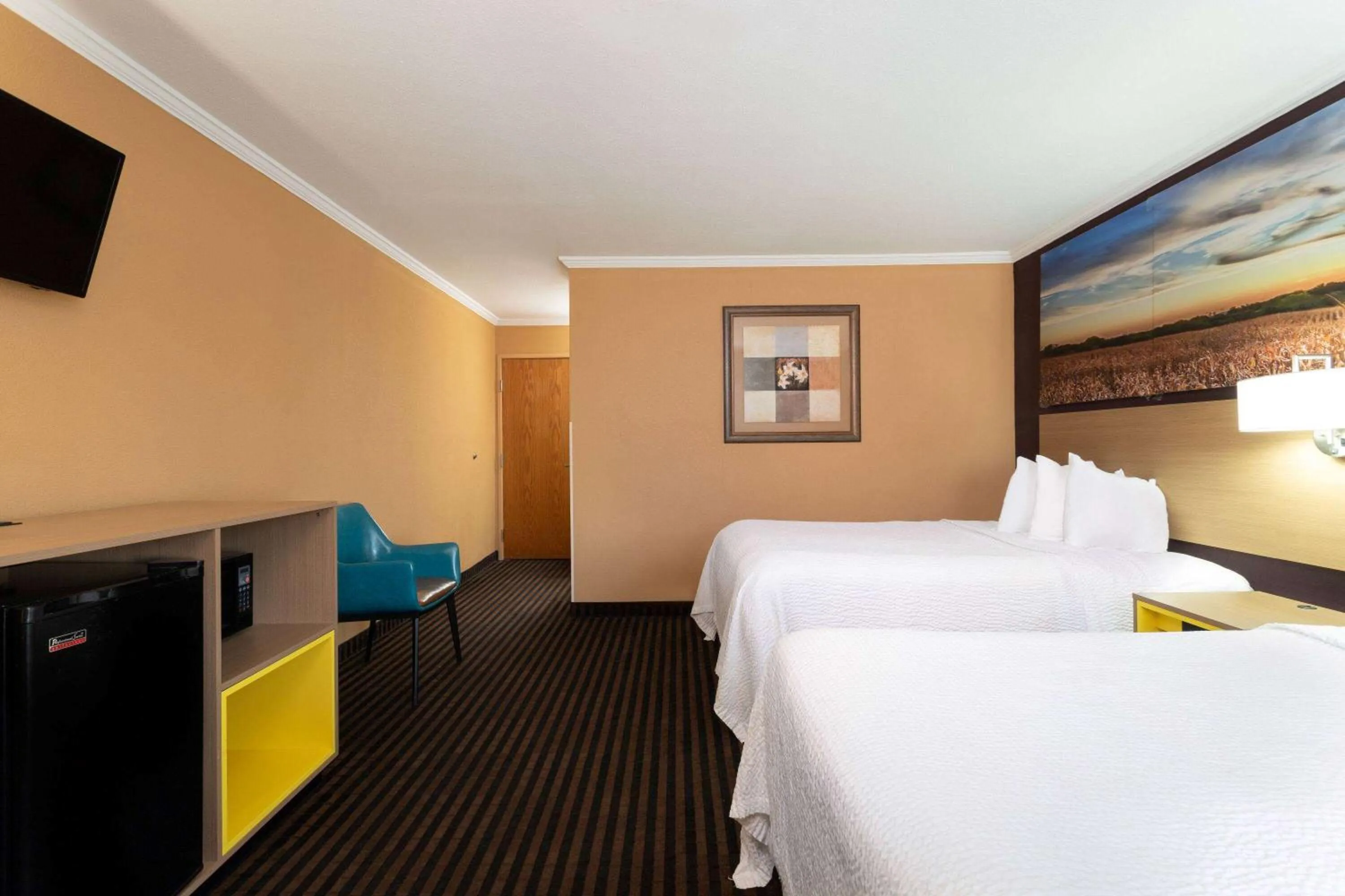 Photo of the whole room, Bed in Days Inn by Wyndham Anderson IN