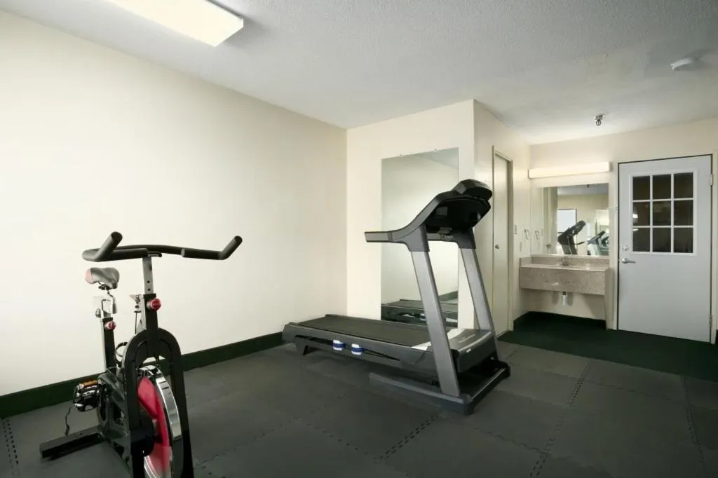 Fitness centre/facilities in Days Inn by Wyndham Anderson IN