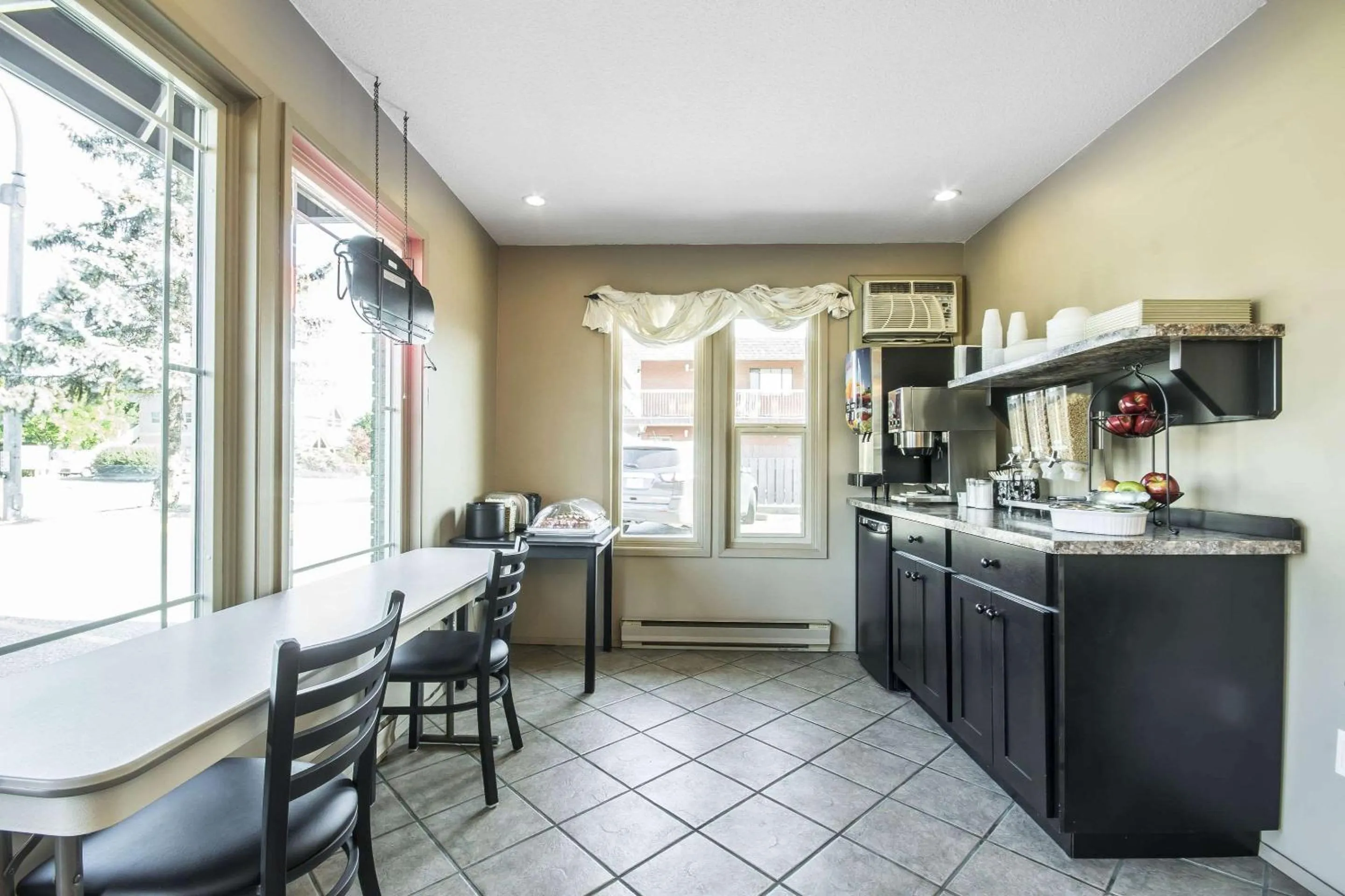 Restaurant/places to eat in Econo Lodge