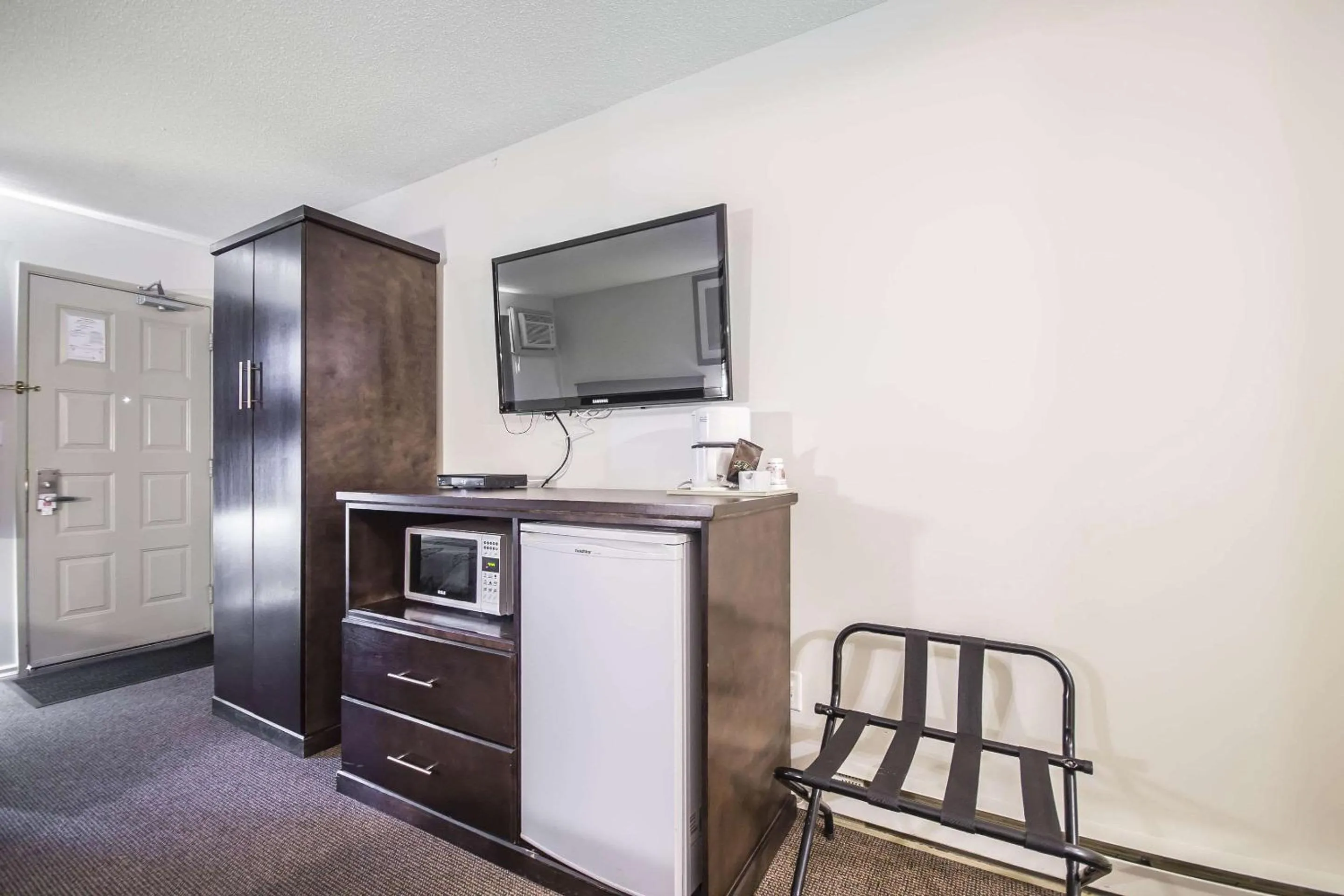 Photo of the whole room in Econo Lodge