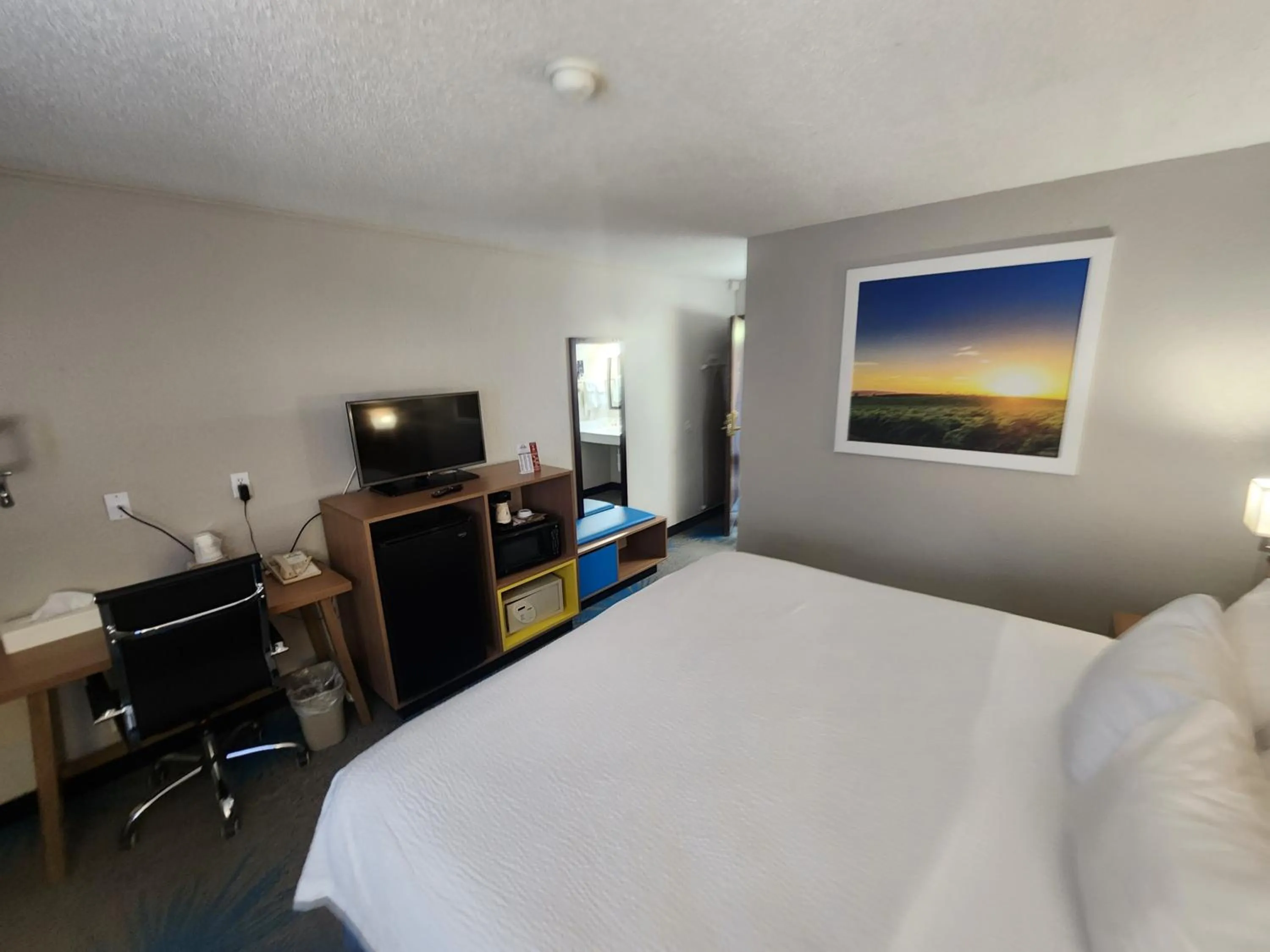 Bed in Days Inn by Wyndham Sioux Falls Airport