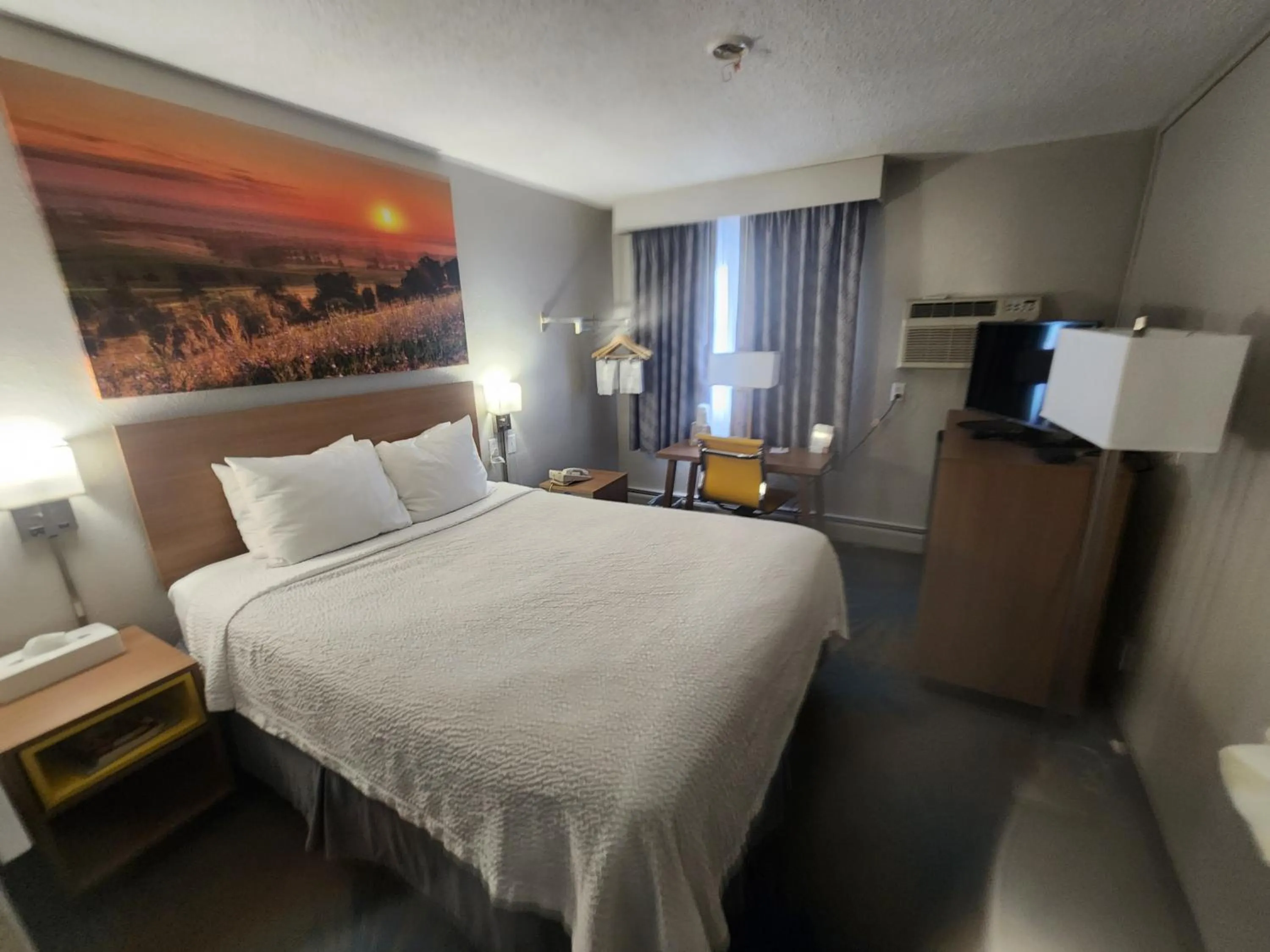 Bedroom, Bed in Days Inn by Wyndham Sioux Falls Airport