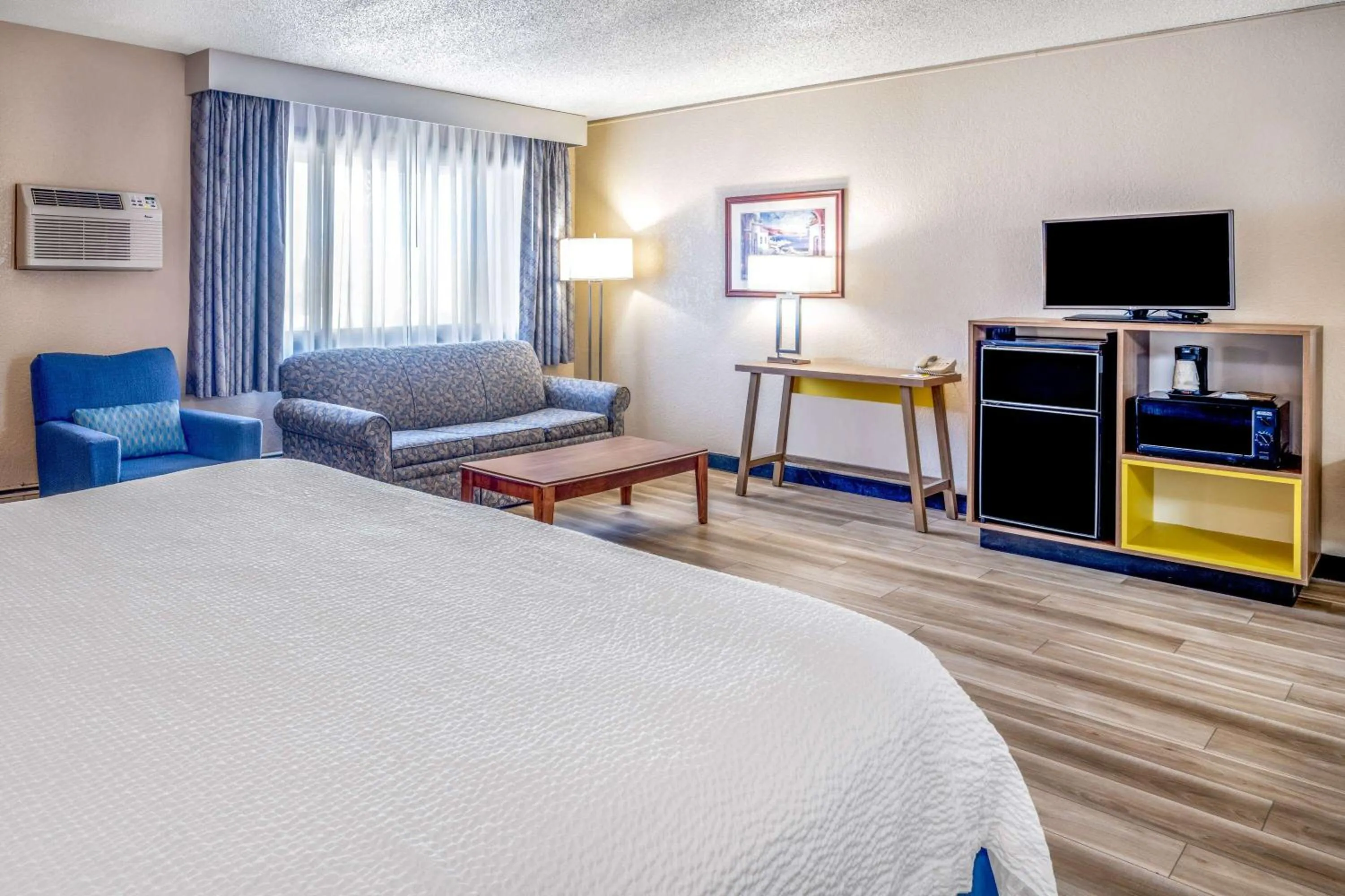 Photo of the whole room, Bed in Days Inn by Wyndham Sioux Falls Airport