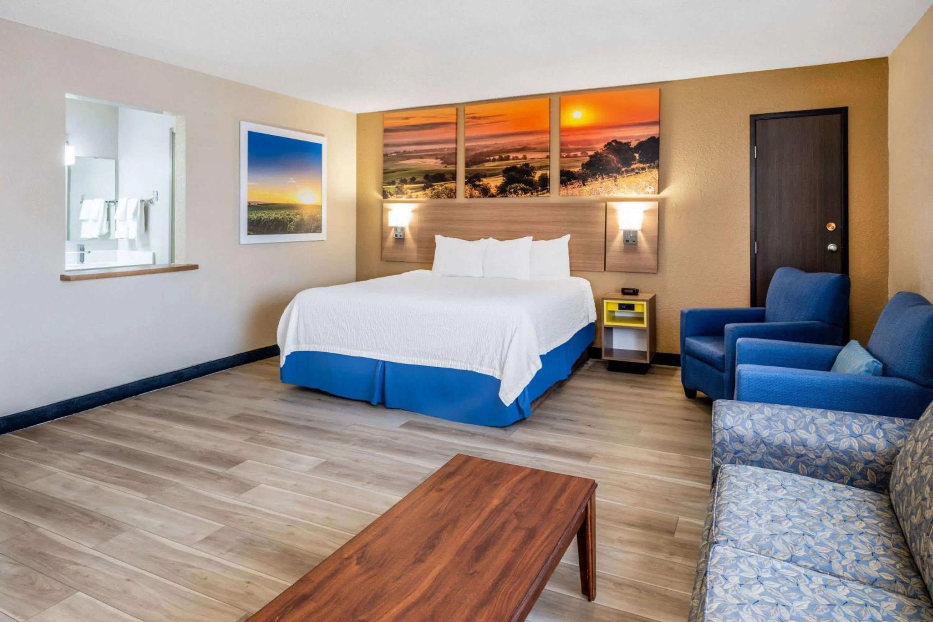 Photo of the whole room, Bed in Days Inn by Wyndham Sioux Falls Airport