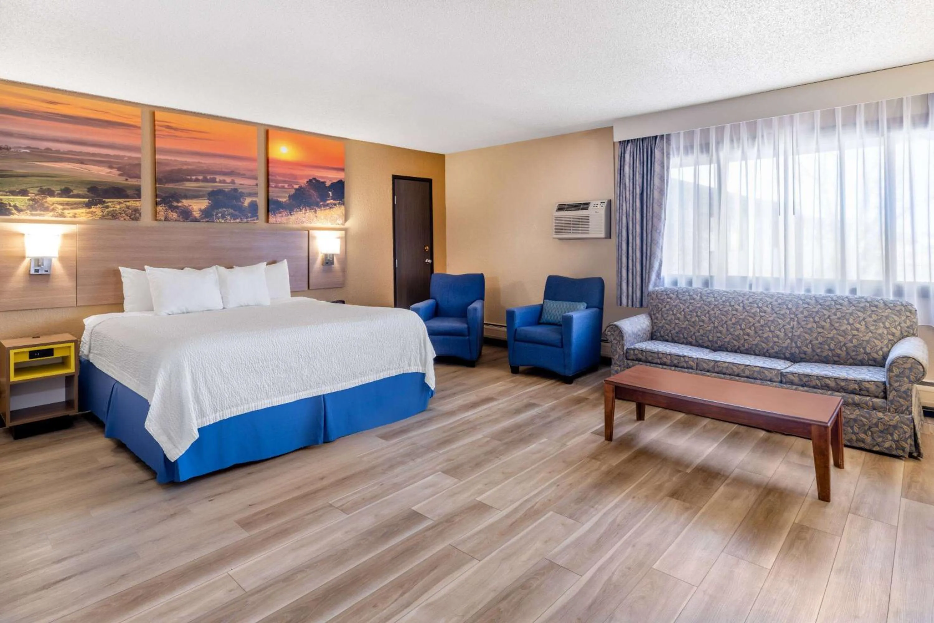 Photo of the whole room, Bed in Days Inn by Wyndham Sioux Falls Airport