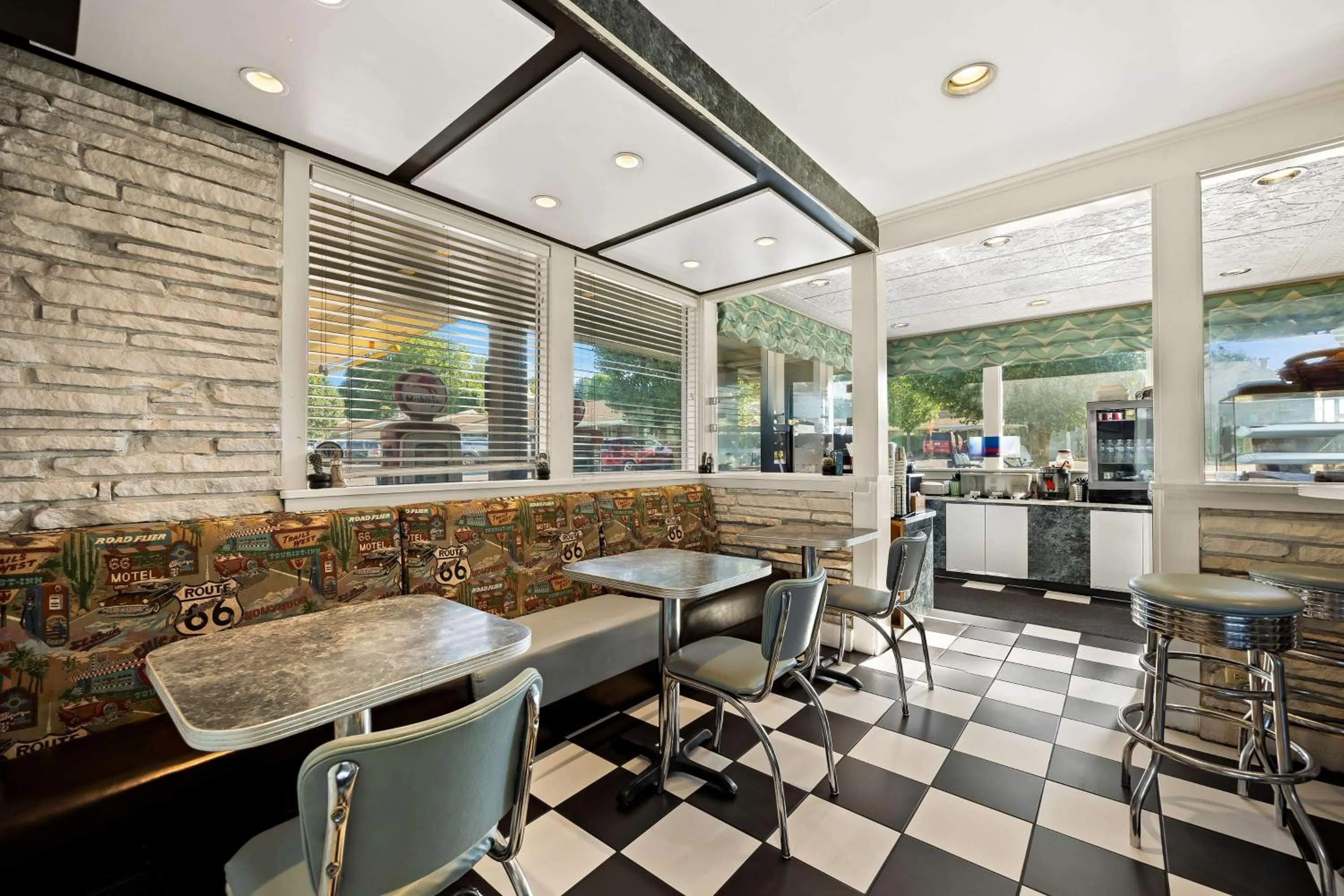 Breakfast in Best Western Route 66 Rail Haven