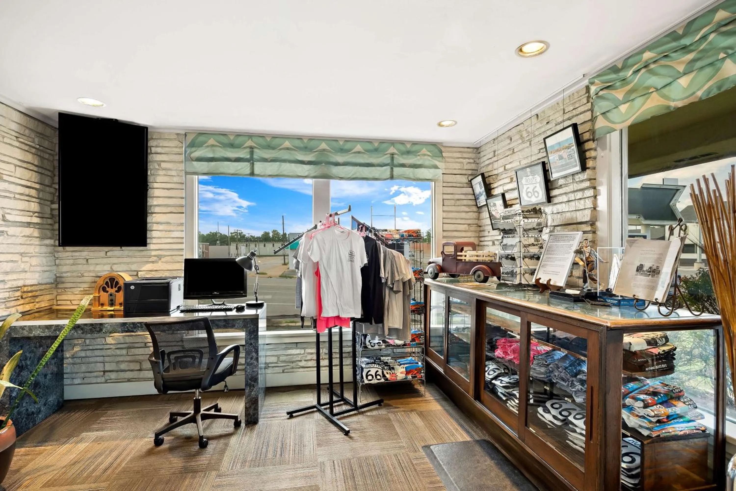 Property building in Best Western Route 66 Rail Haven