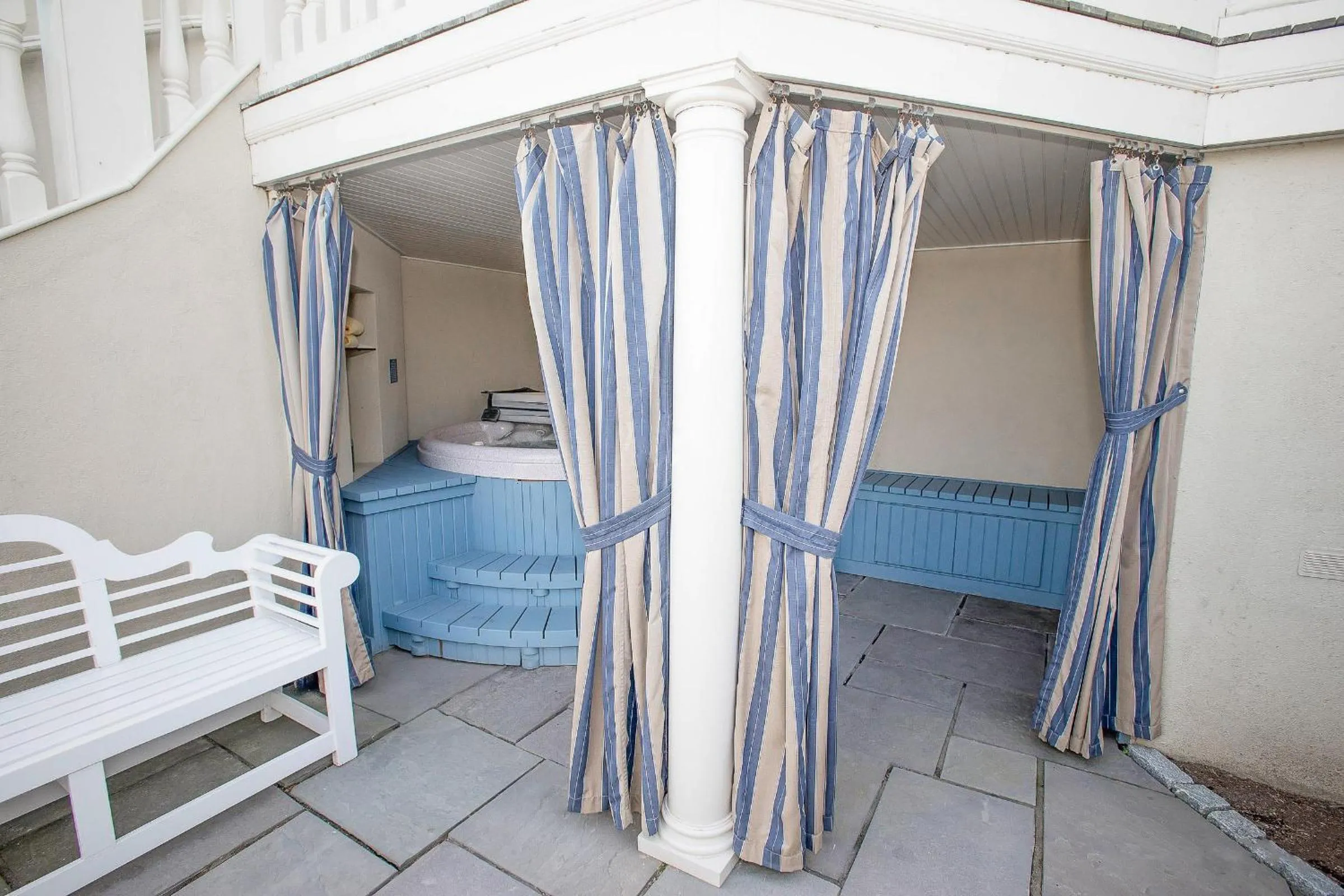 Hot Spring Bath, Bed in The Chanler at Cliff Walk