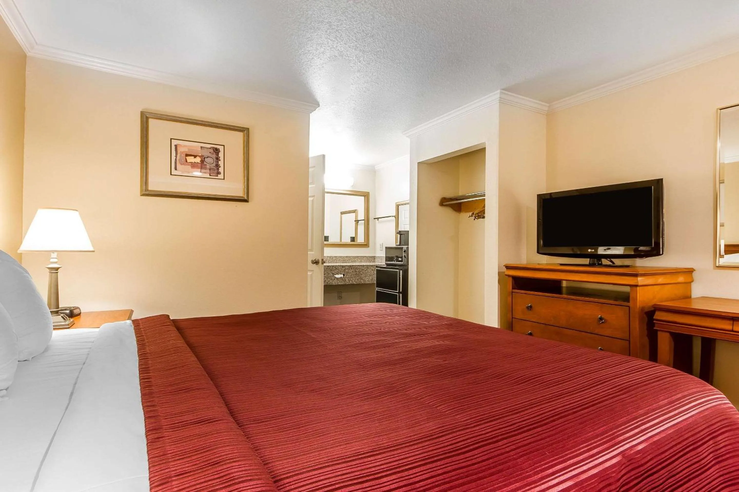 TV and multimedia, Bed in Quality Inn & Suites Gilroy