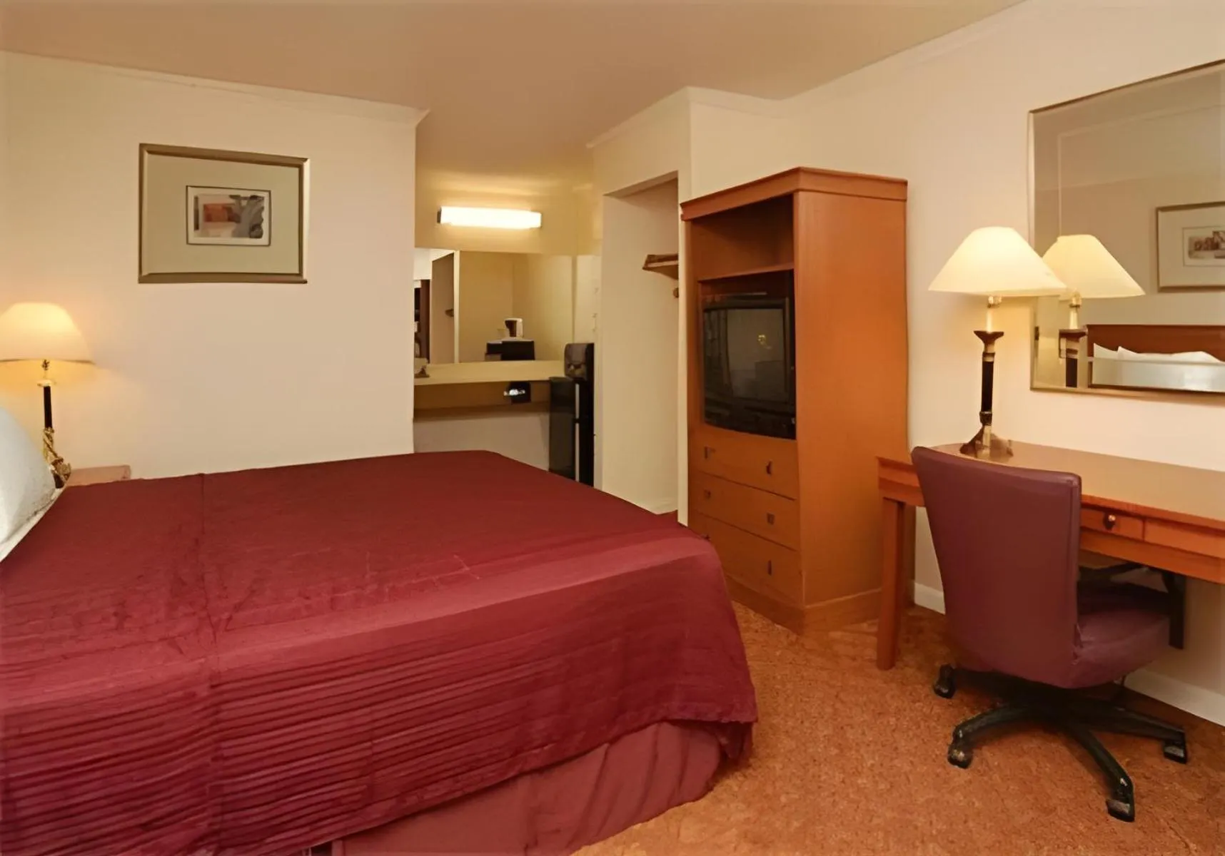 TV and multimedia, Bed in Quality Inn & Suites Gilroy