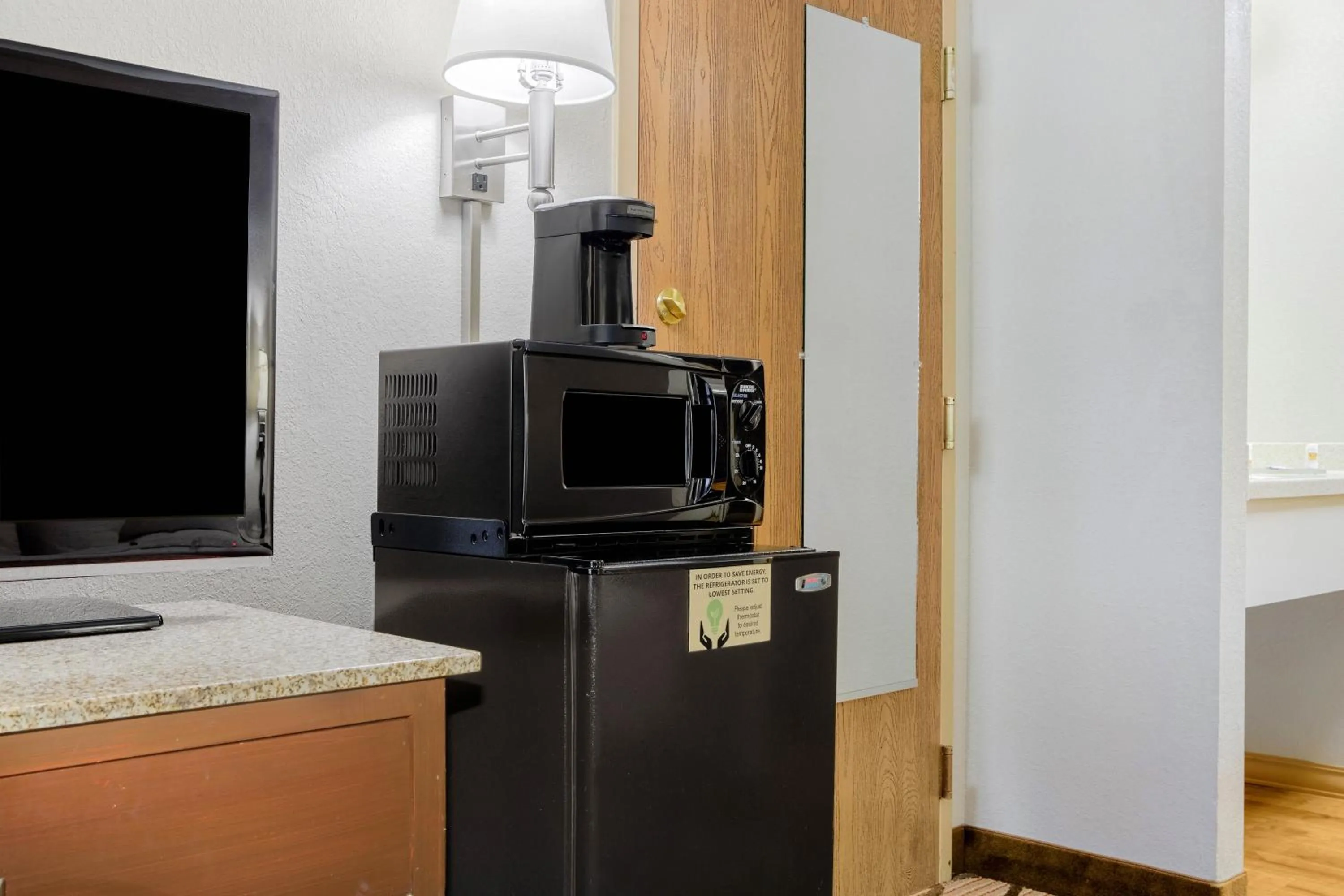 Coffee/tea facilities in La Quinta by Wyndham Springfield South