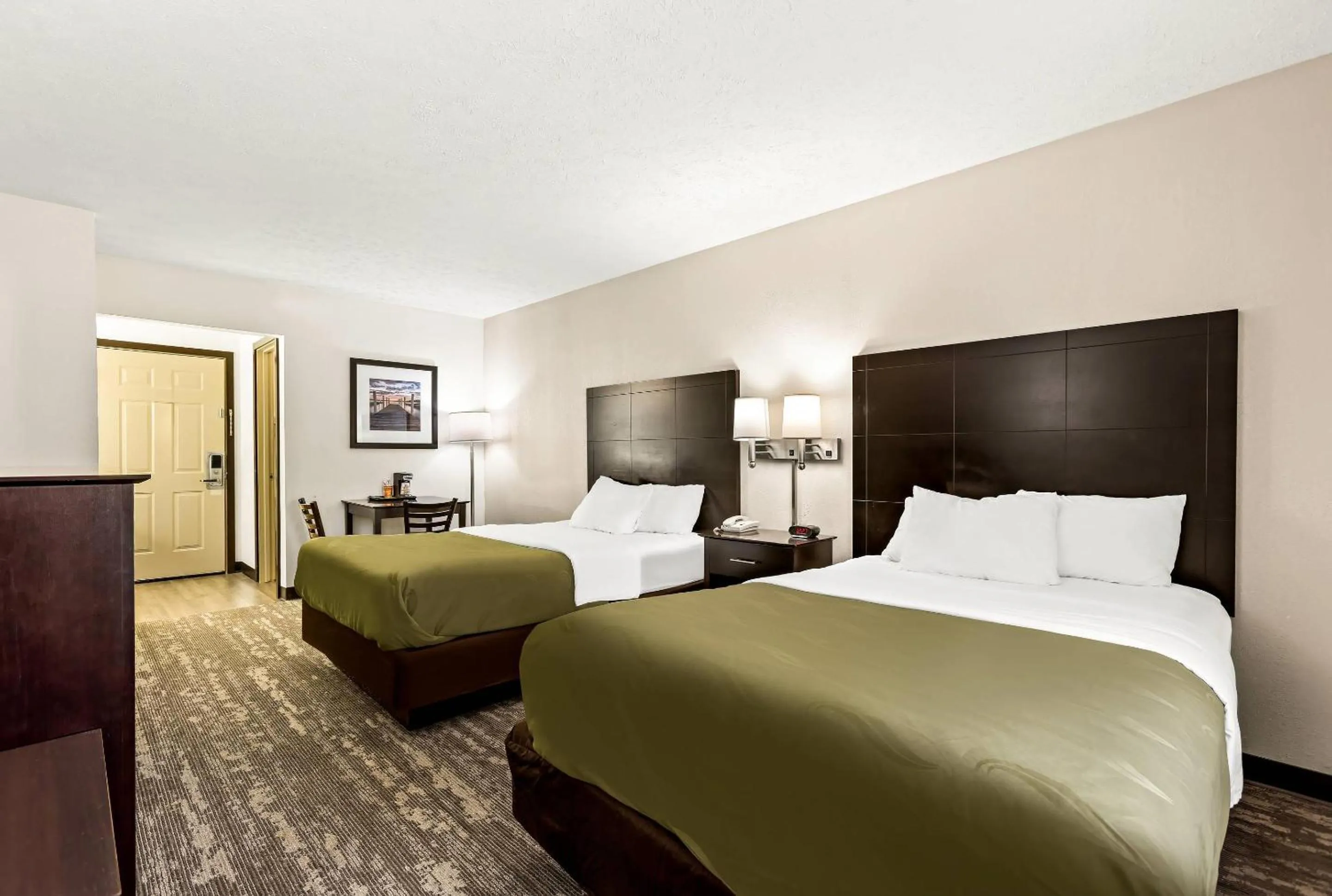 Bedroom, Bed in Quality Inn Traverse City