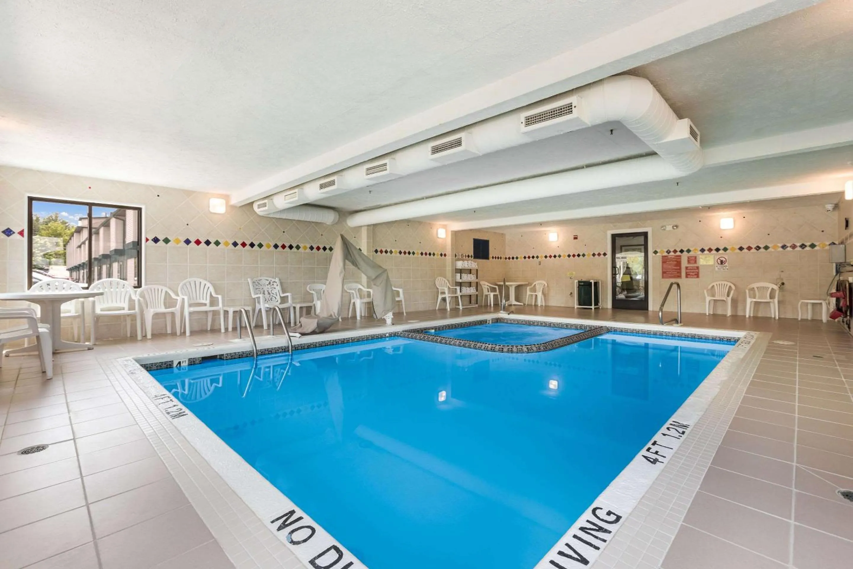 Swimming pool in Quality Inn Traverse City