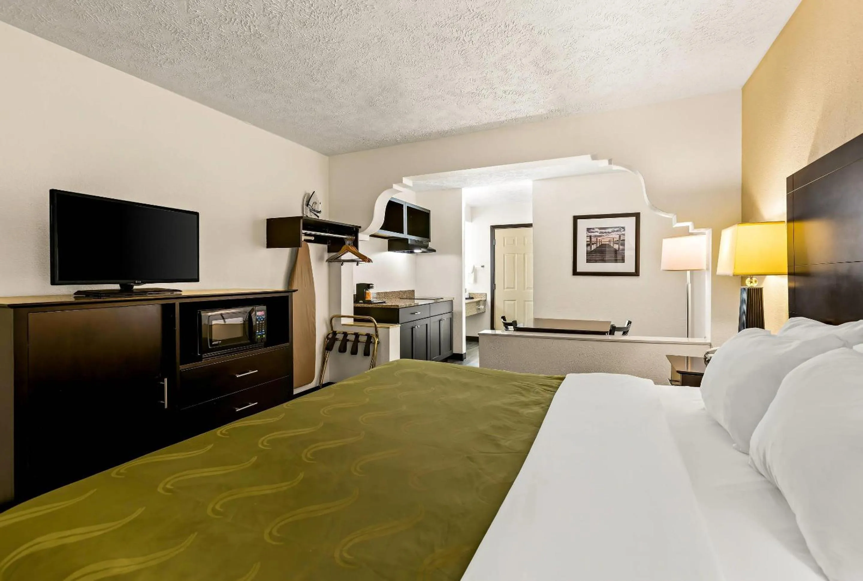 Bedroom, Bed in Quality Inn Traverse City