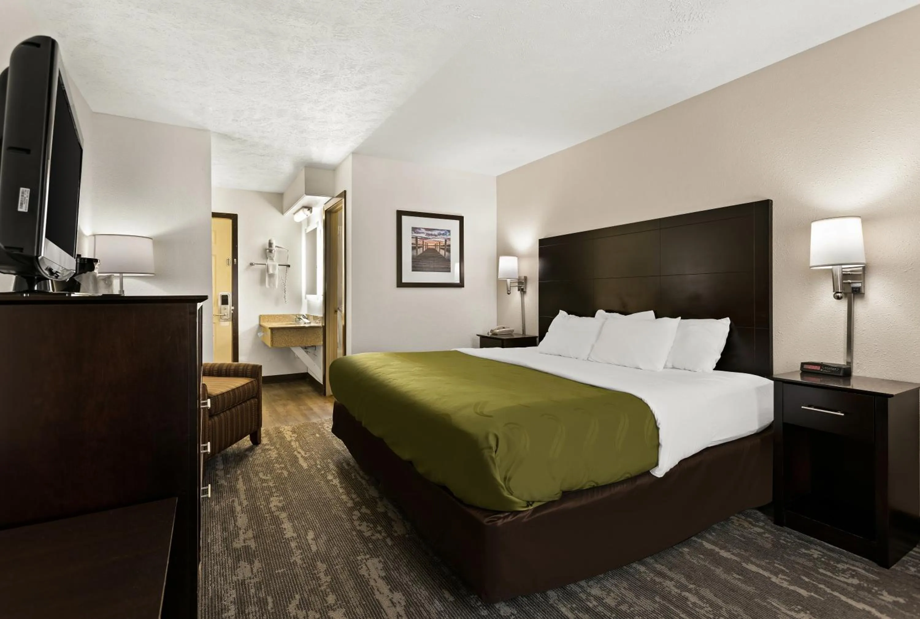 Bedroom, Bed in Quality Inn Traverse City