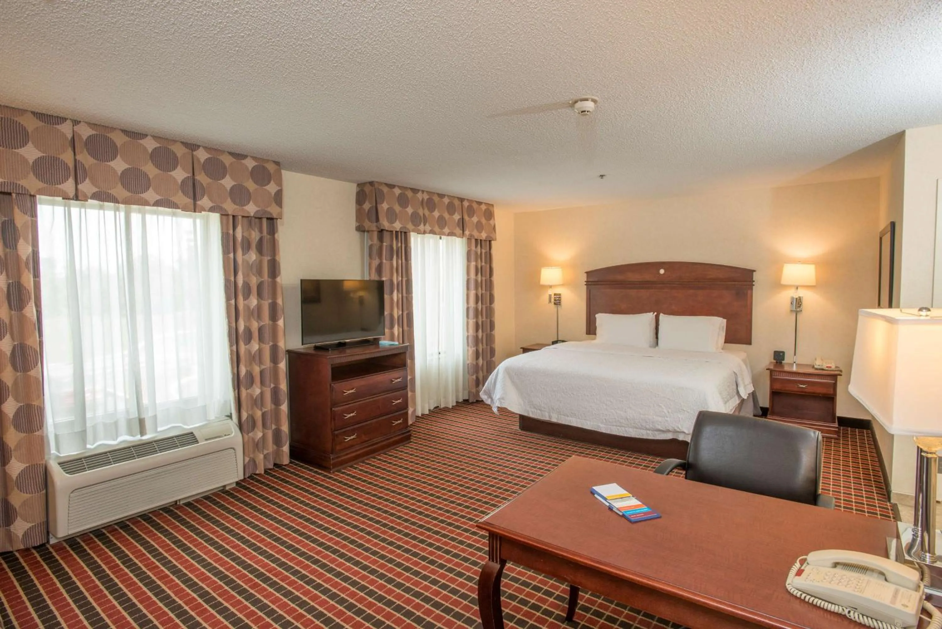 Bedroom, Bed in Hampton Inn & Suites Dayton-Airport