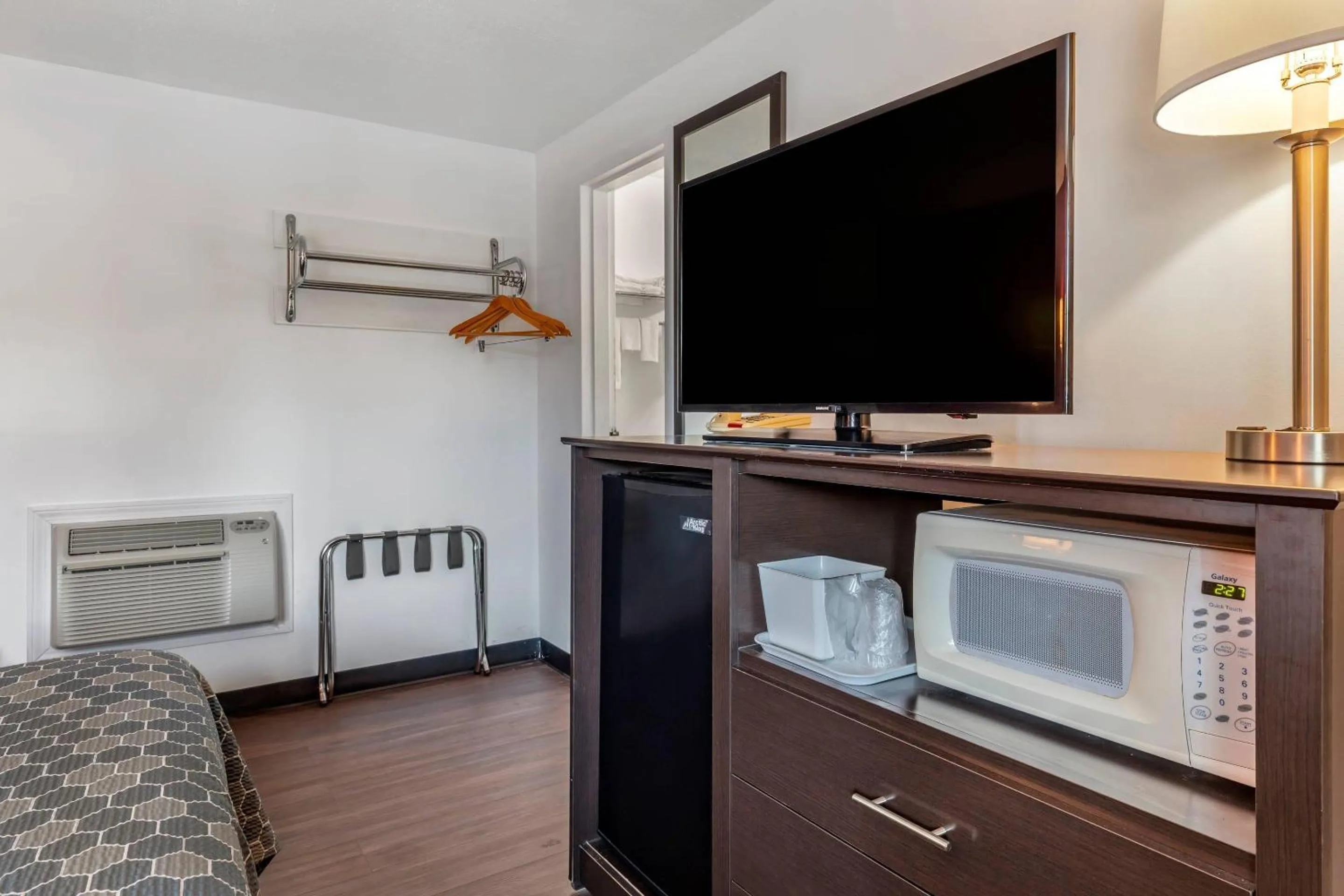 Bedroom, Bed in Econo Lodge Lee - Great Barrington