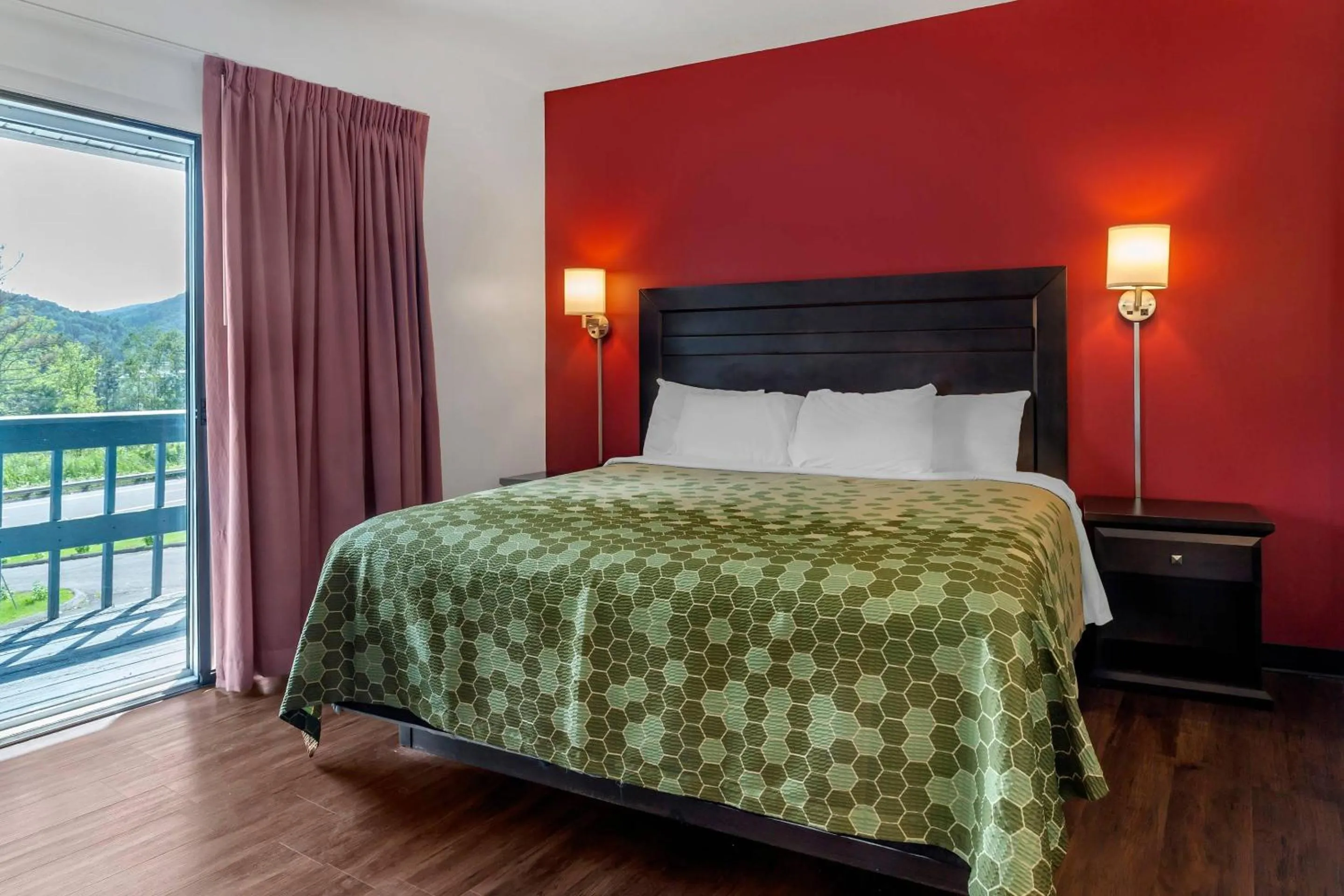 Bedroom, Bed in Econo Lodge Lee - Great Barrington