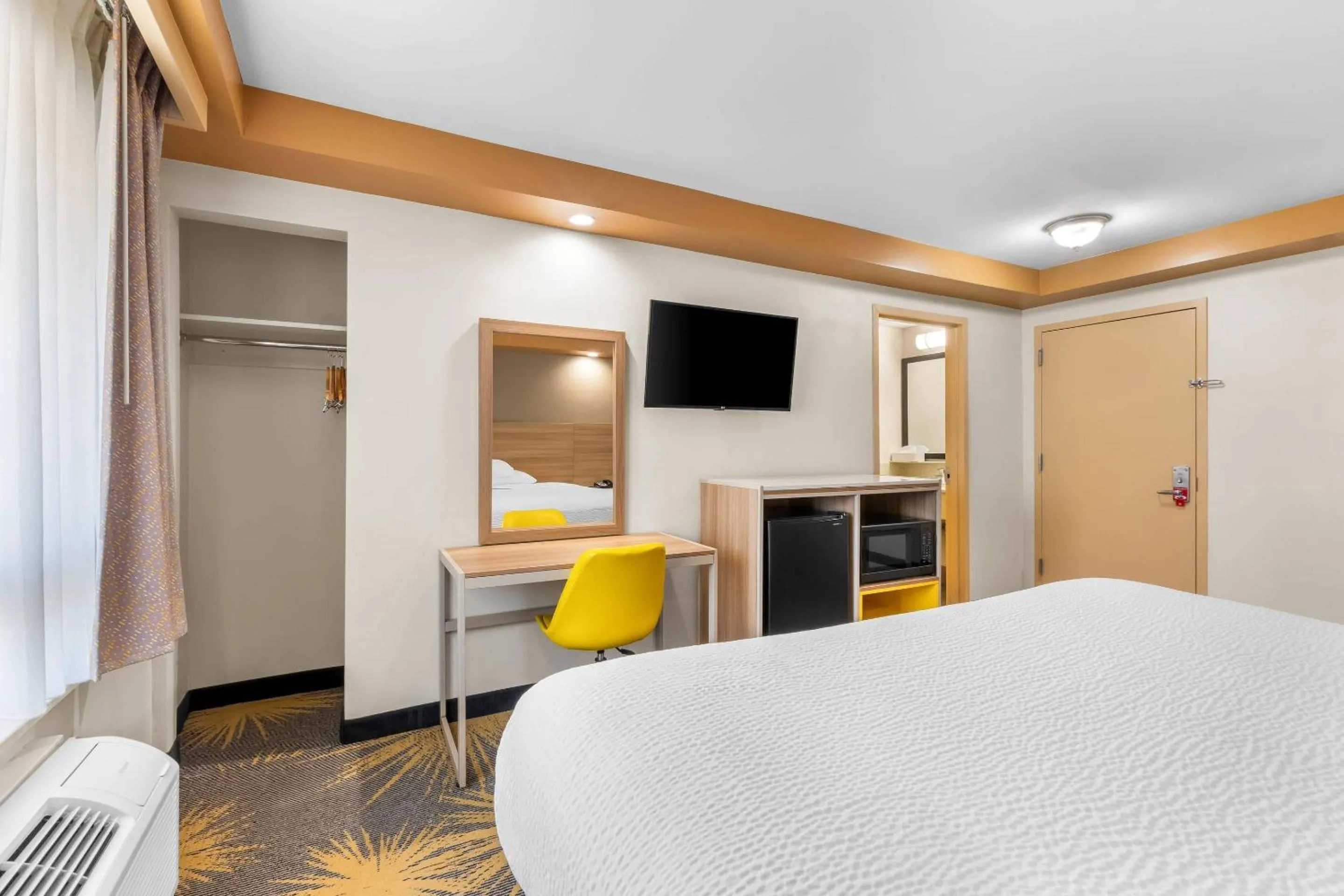 Bedroom, Bed in Econo Lodge Woodbridge