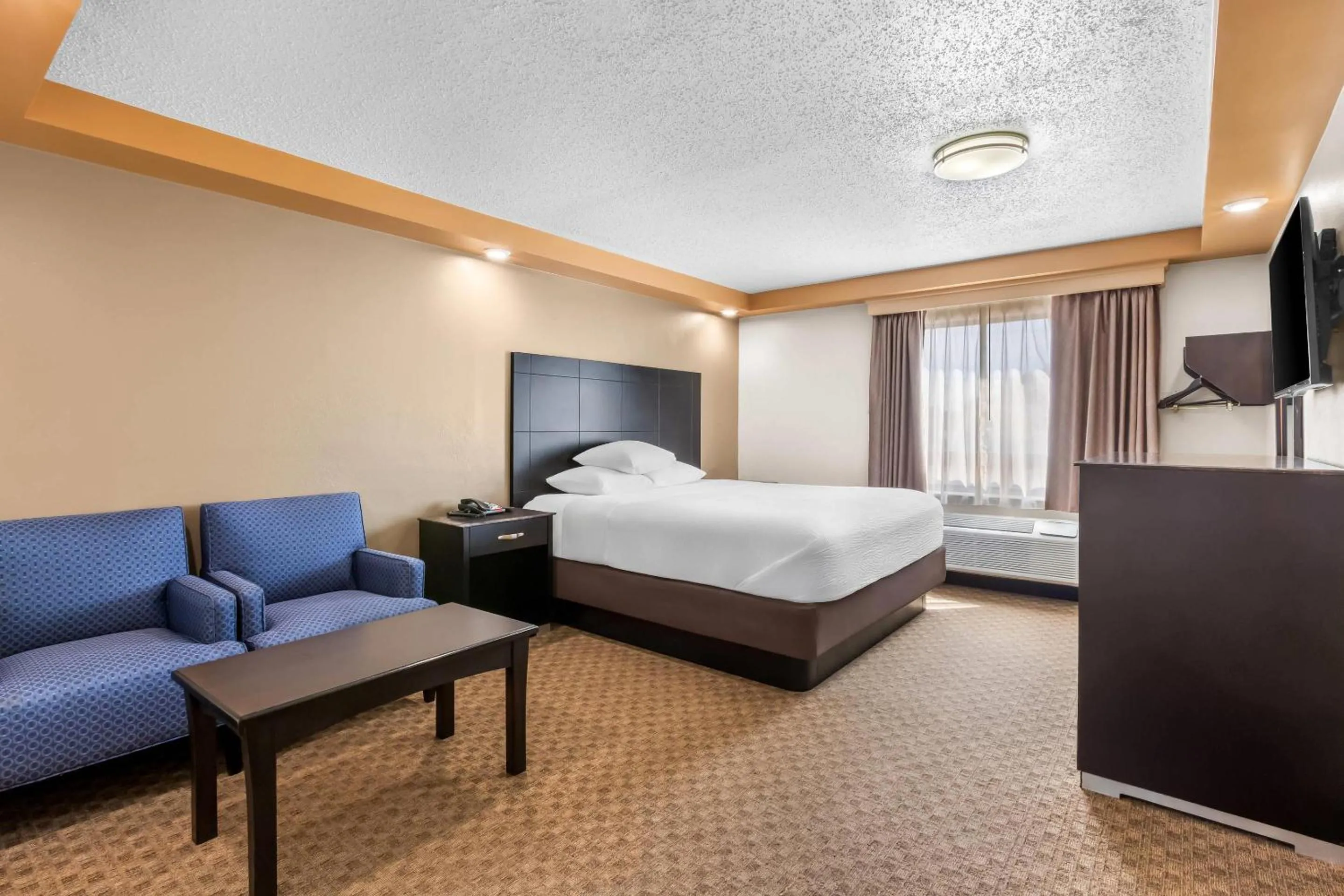 Bedroom, Bed in Econo Lodge Woodbridge