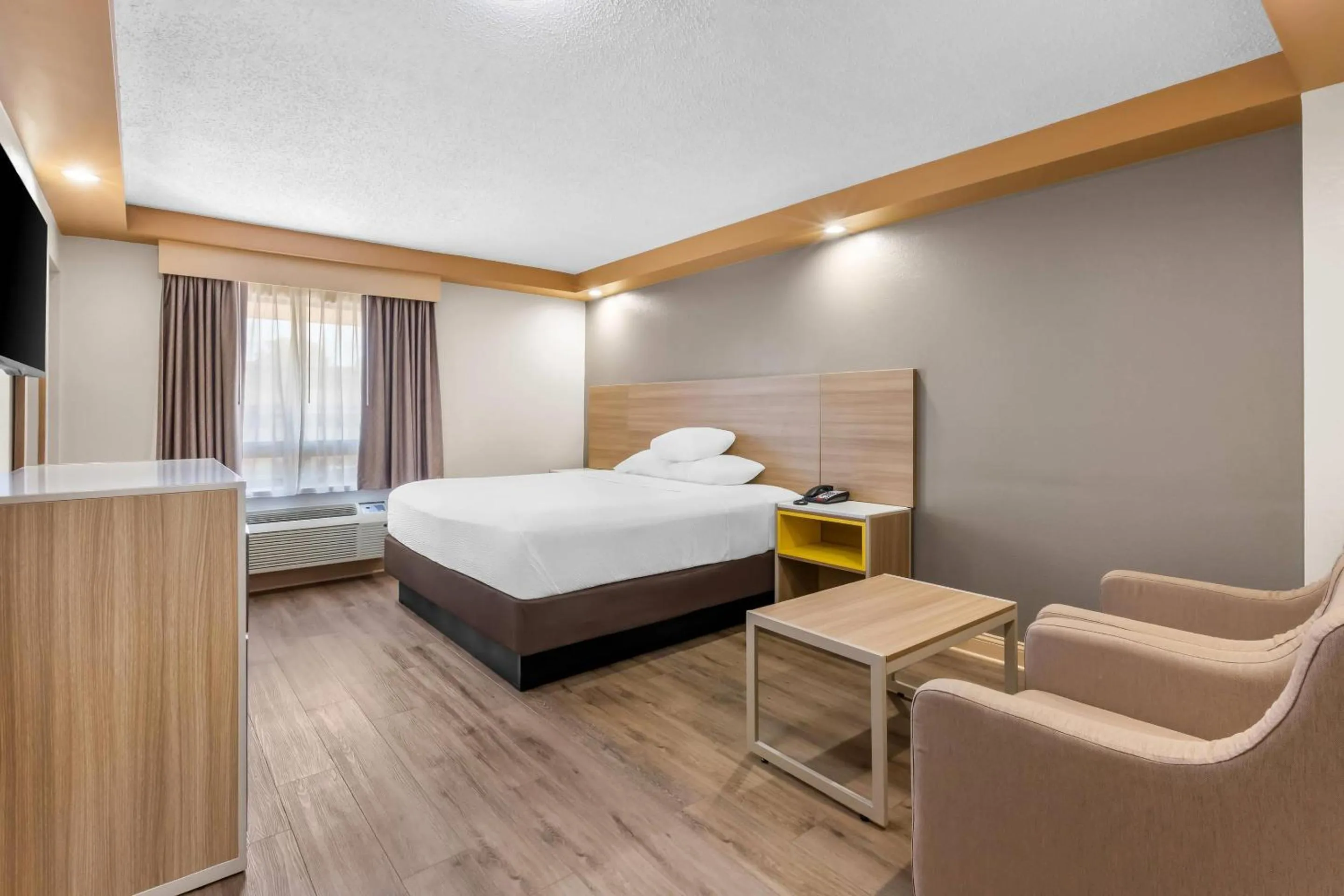 Bedroom, Bed in Econo Lodge Woodbridge