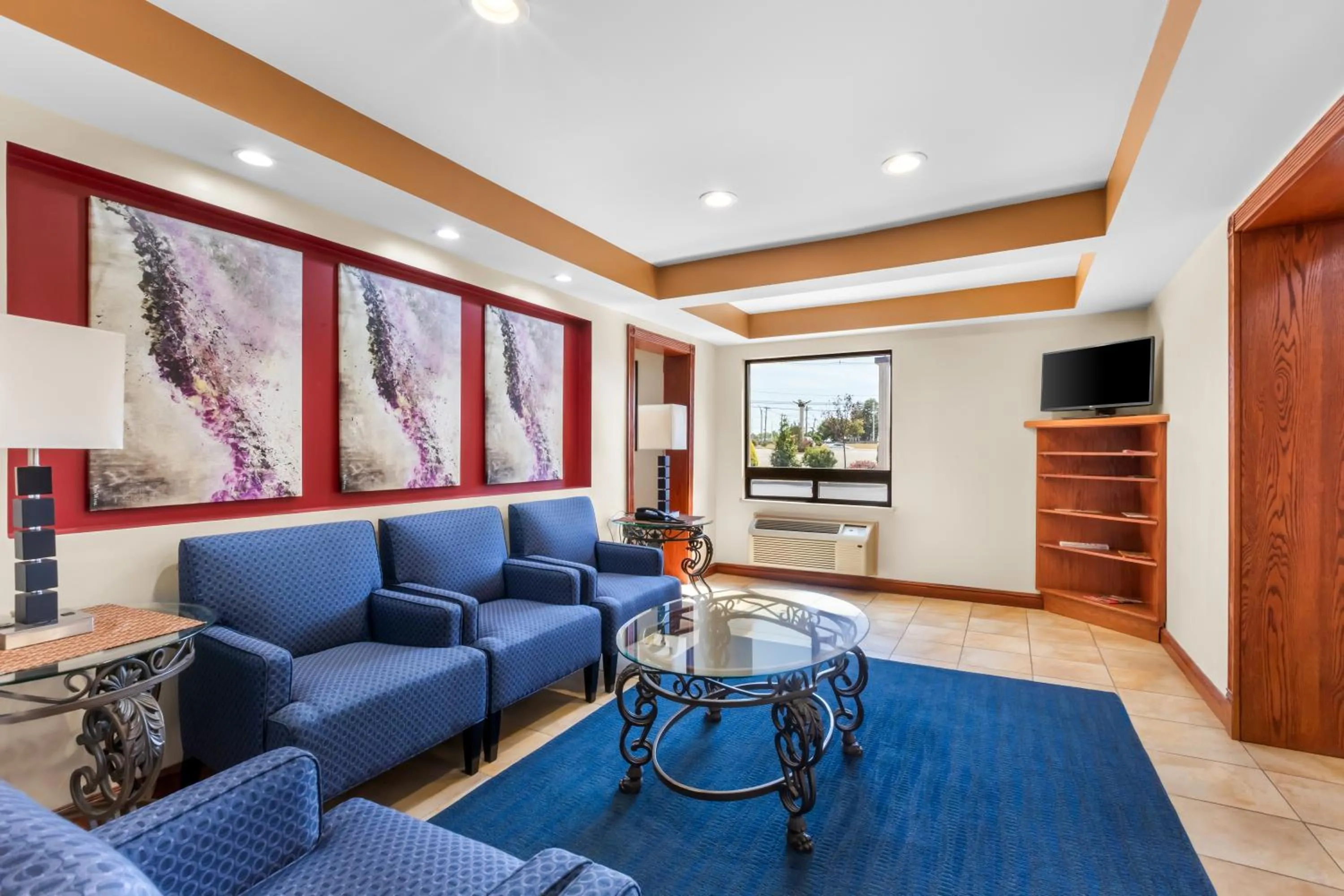 Communal lounge/ TV room in Econo Lodge Woodbridge