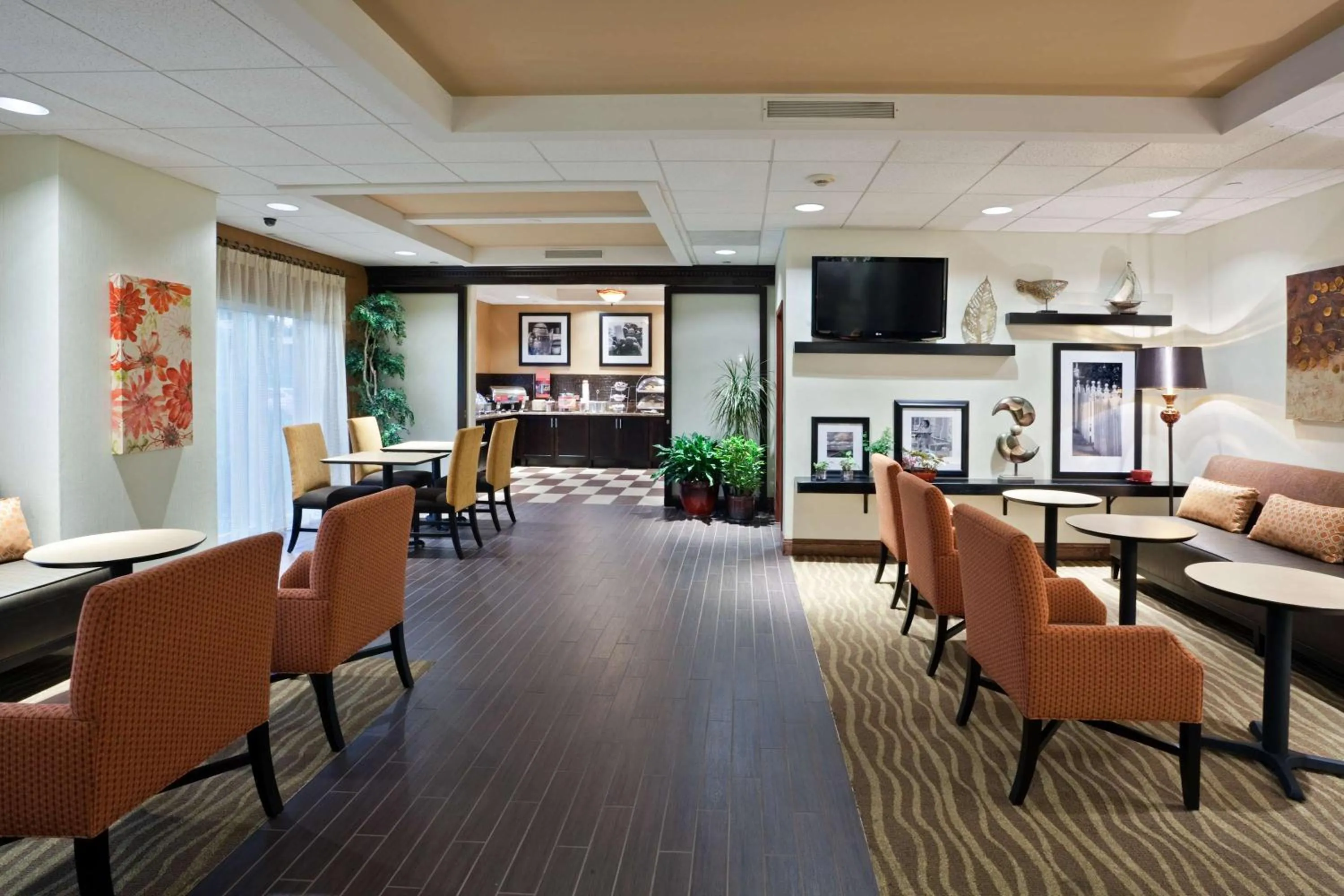 Dining area in Hampton Inn Clifton Park