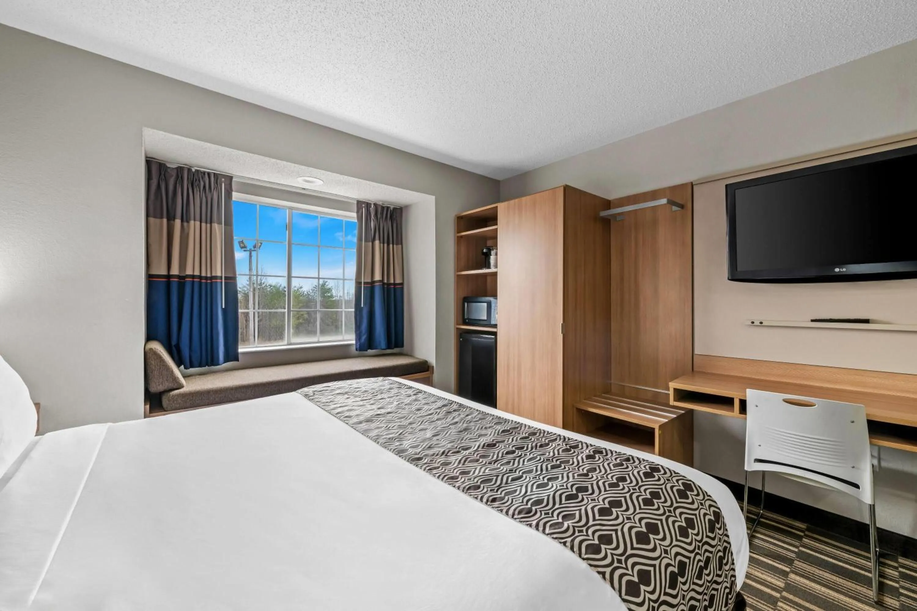 Bath, Bed in Microtel Inn & Suites by Wyndham Statesville