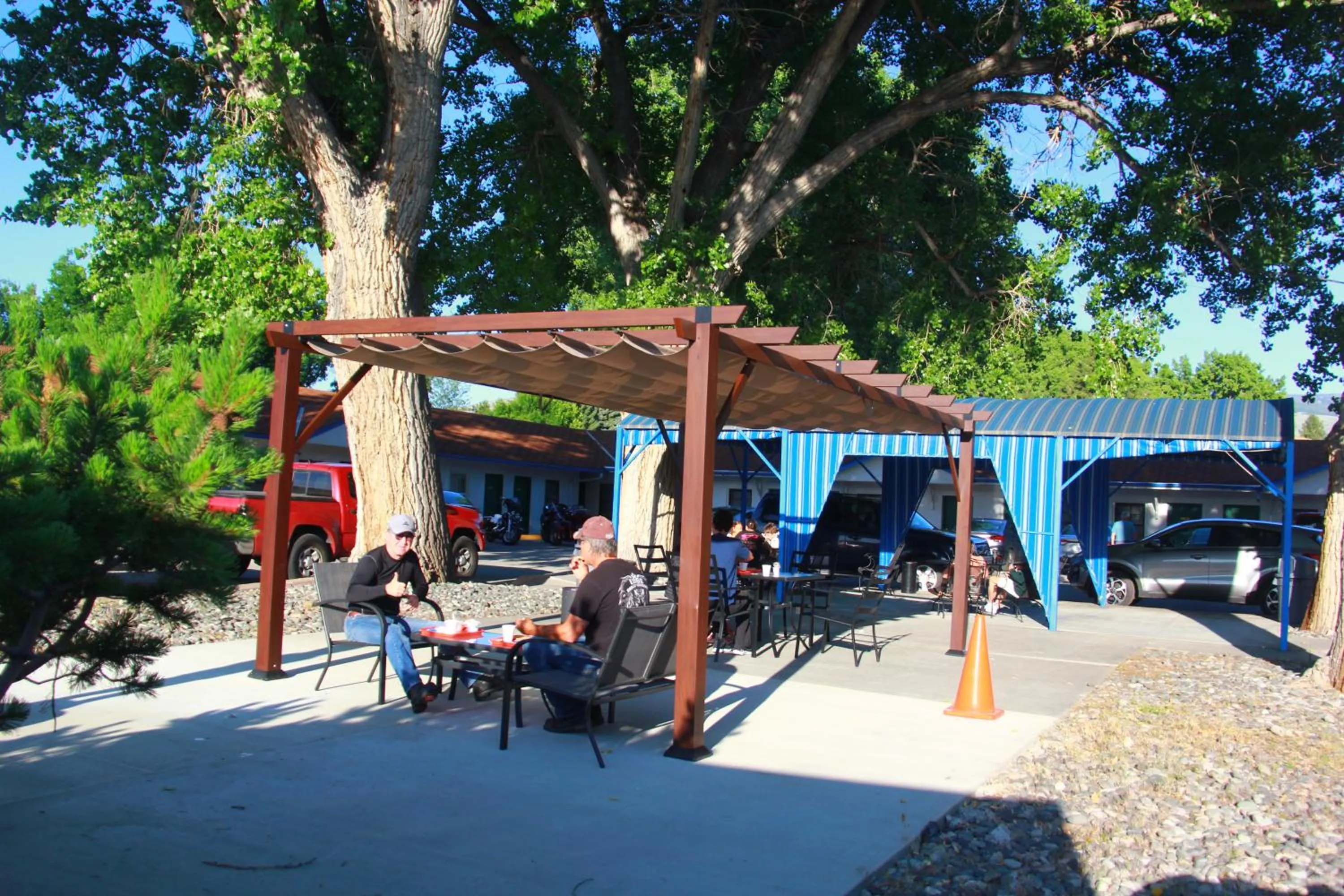 Patio in Sunrise Motor Inn