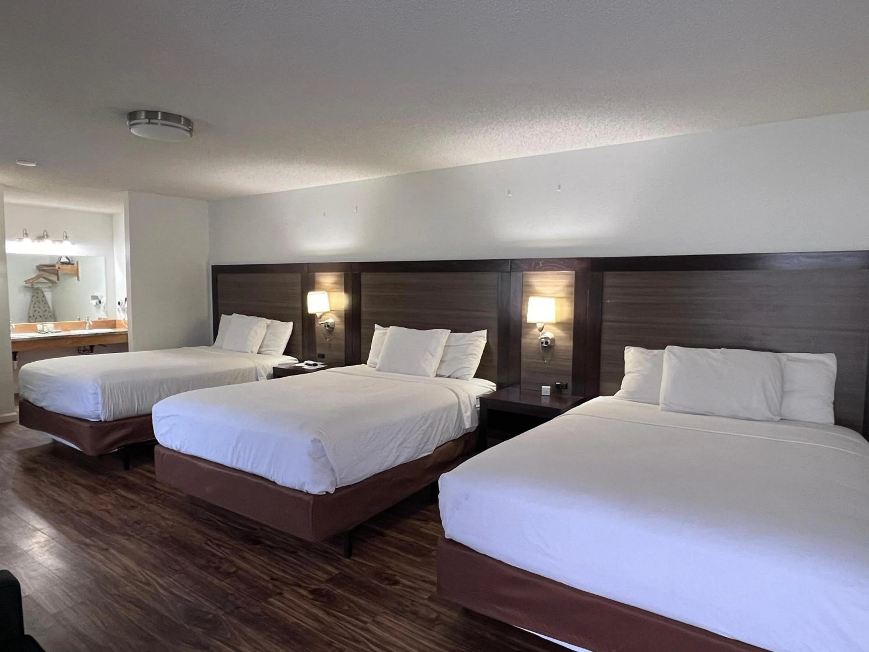 Bed in Sunrise Motor Inn