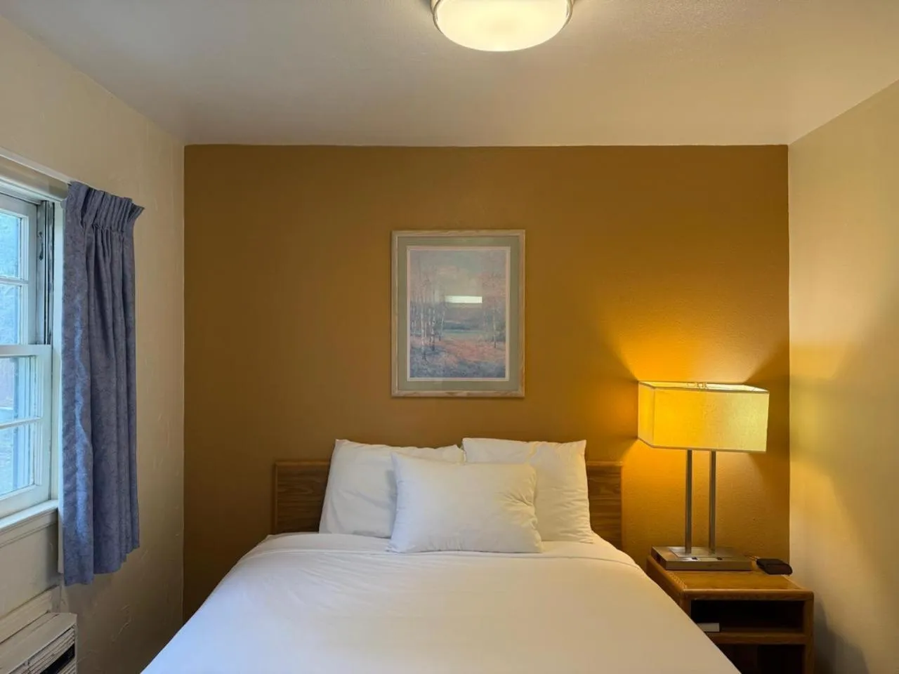 Bed in Sunrise Motor Inn