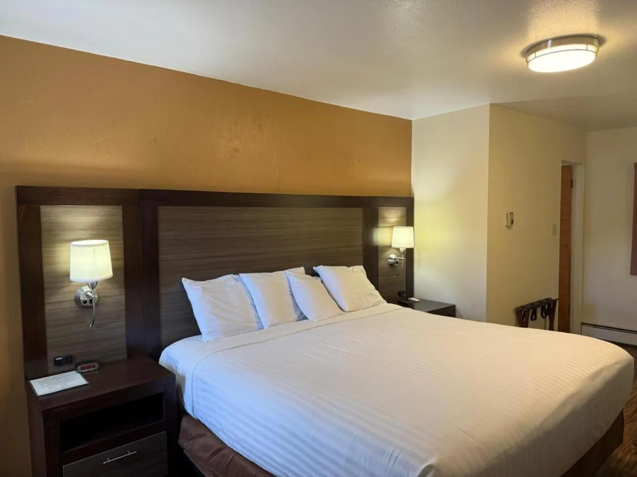 Bed in Sunrise Motor Inn