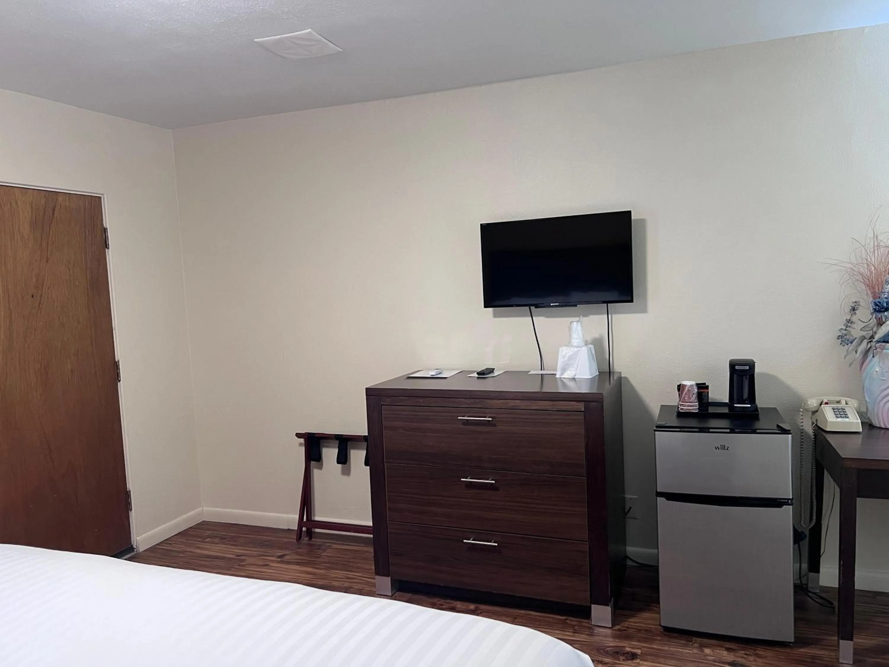 Bed in Sunrise Motor Inn