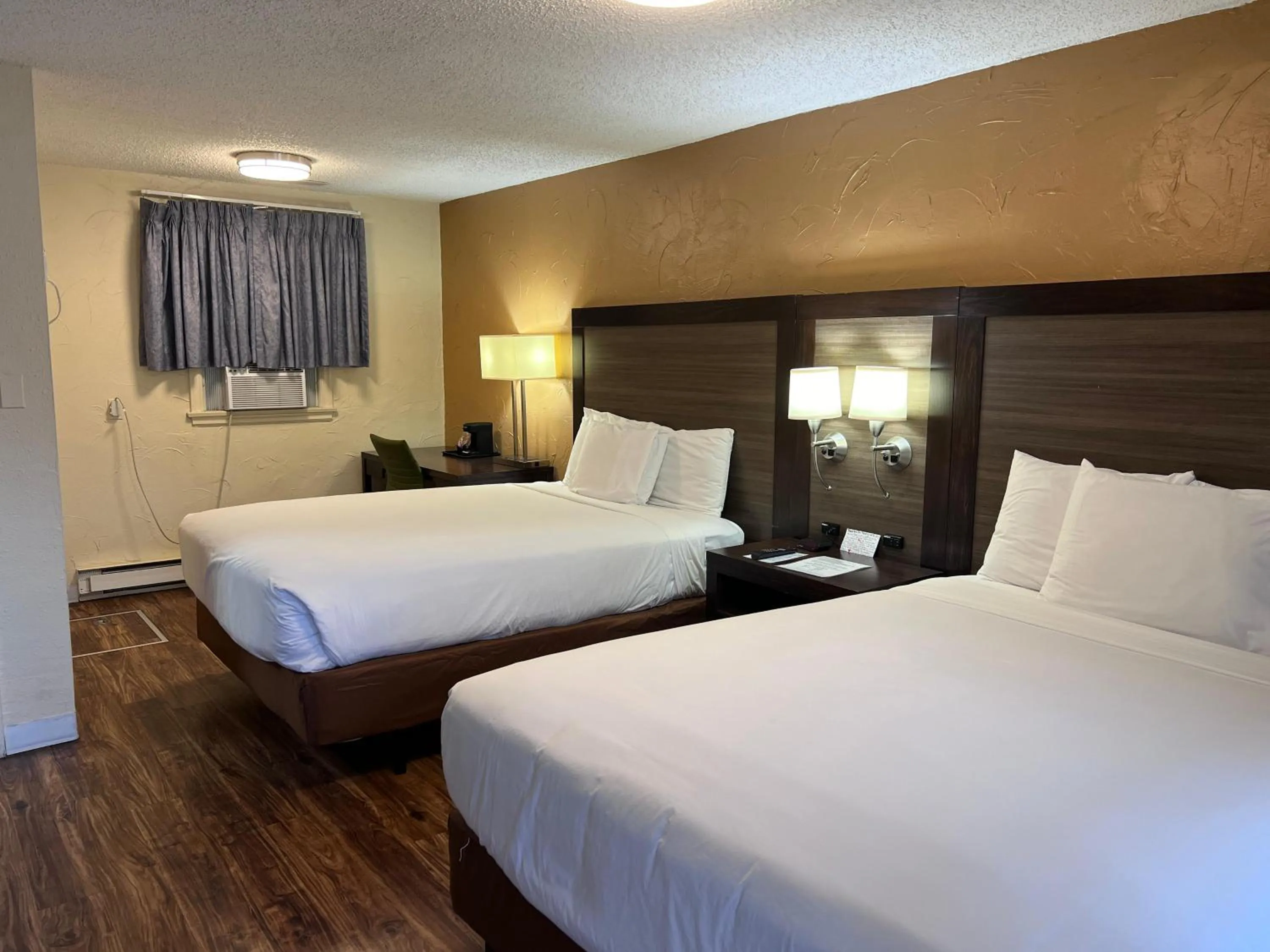 Bed in Sunrise Motor Inn