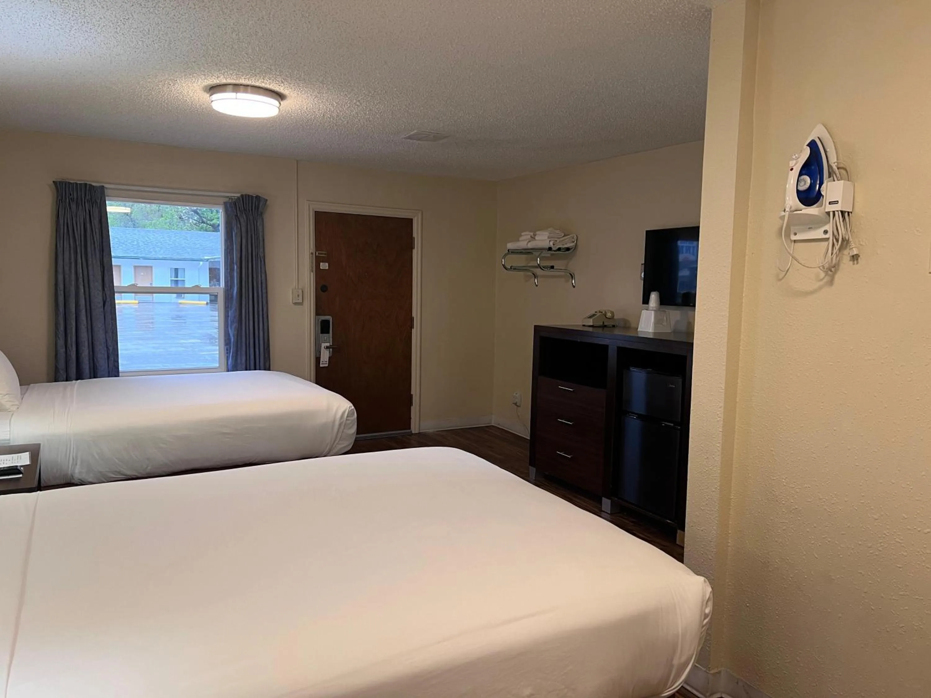 Bed in Sunrise Motor Inn