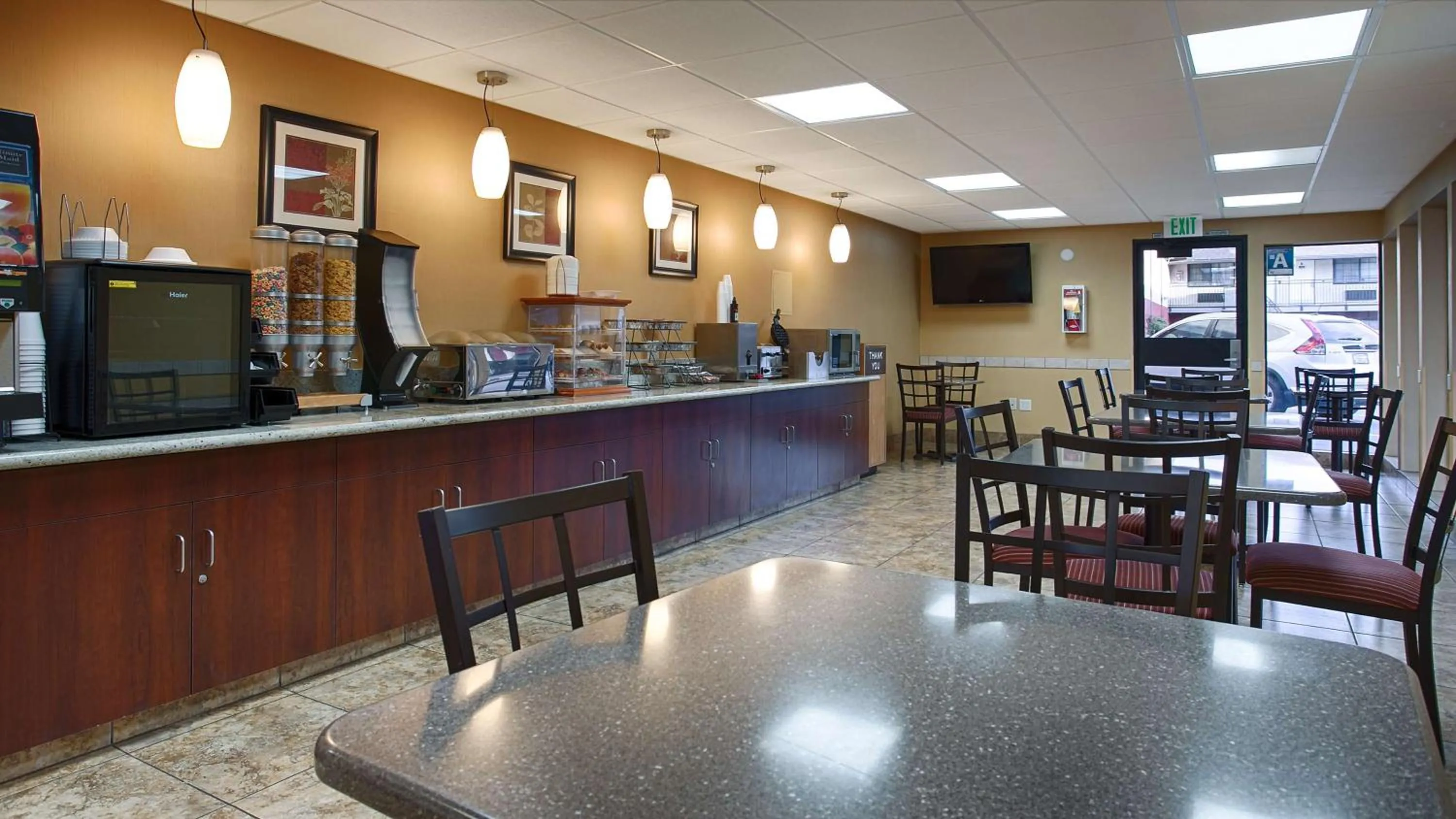 Restaurant/places to eat in SureStay Hotel by Best Western Tehachapi