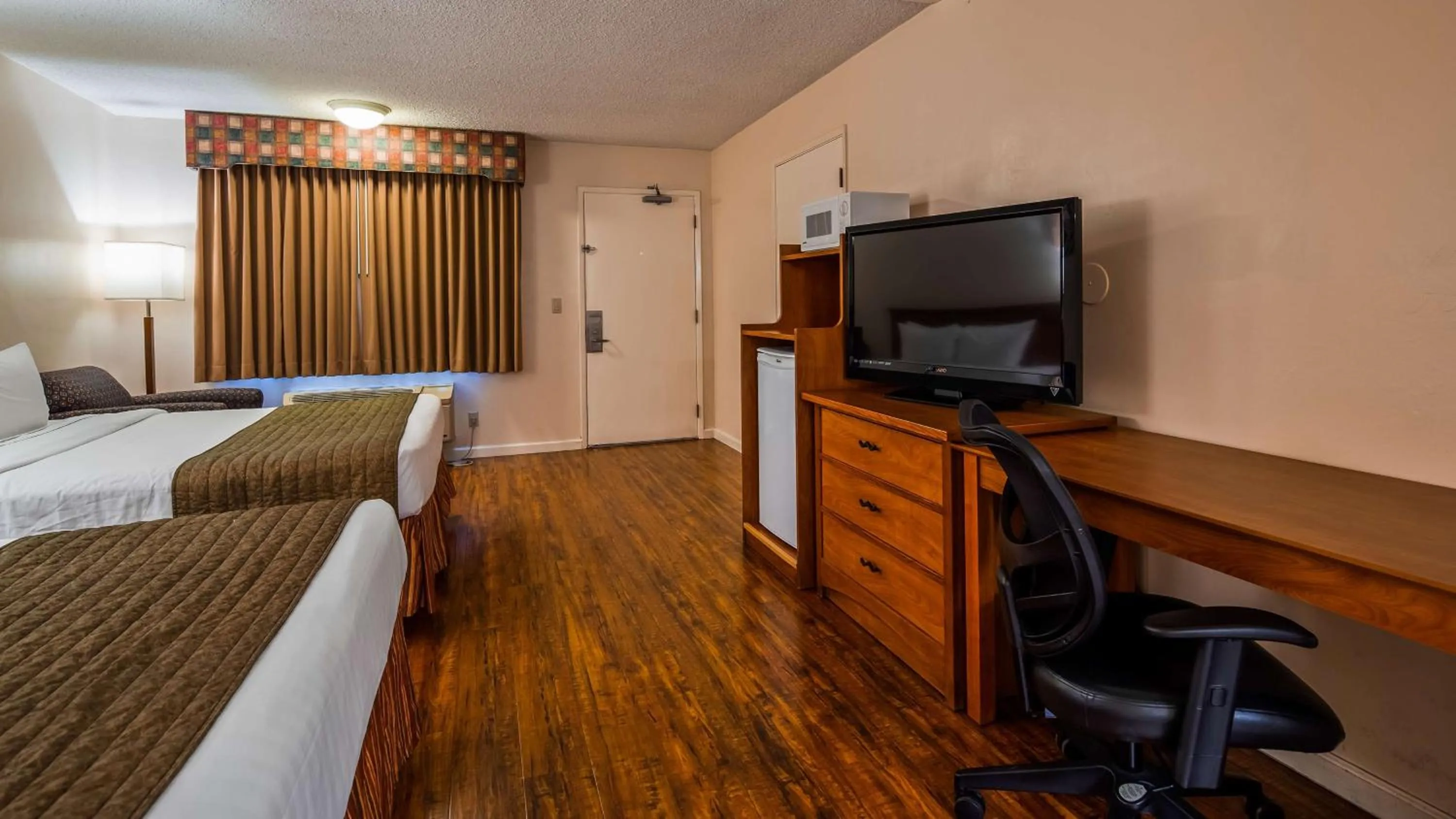Photo of the whole room, Bed in SureStay Hotel by Best Western Tehachapi