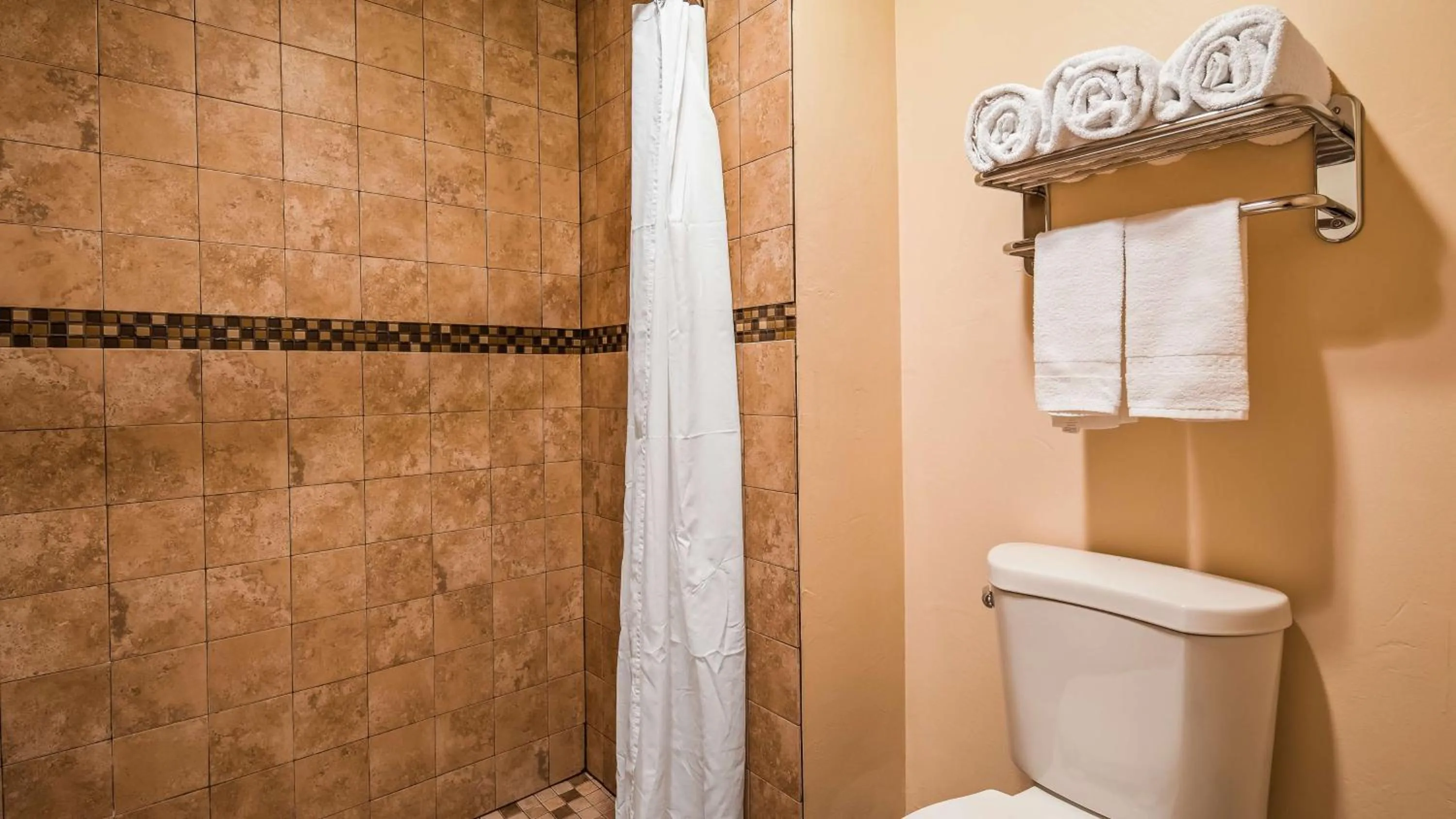 Bathroom in SureStay Hotel by Best Western Tehachapi