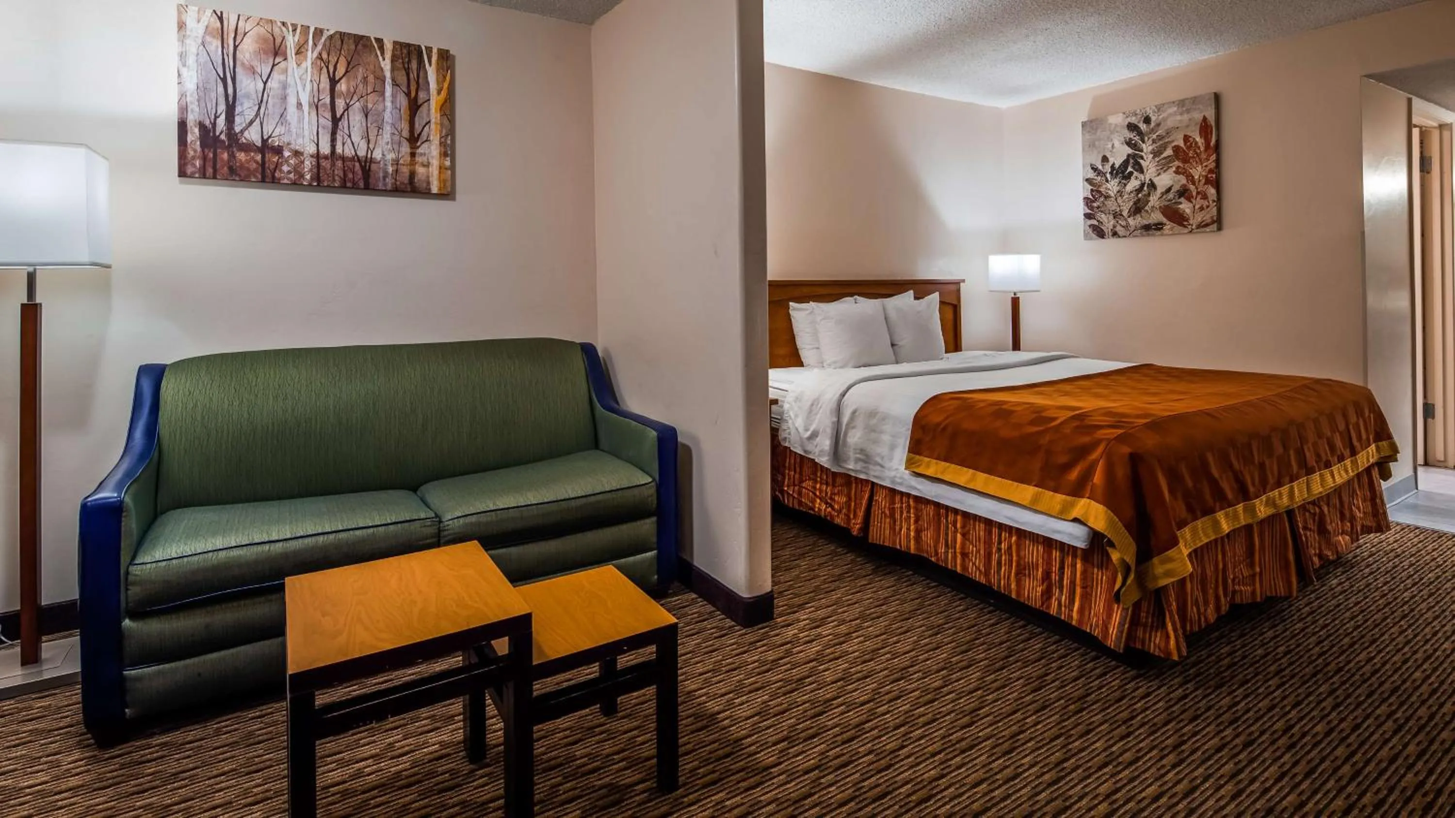 Photo of the whole room, Bed in SureStay Hotel by Best Western Tehachapi