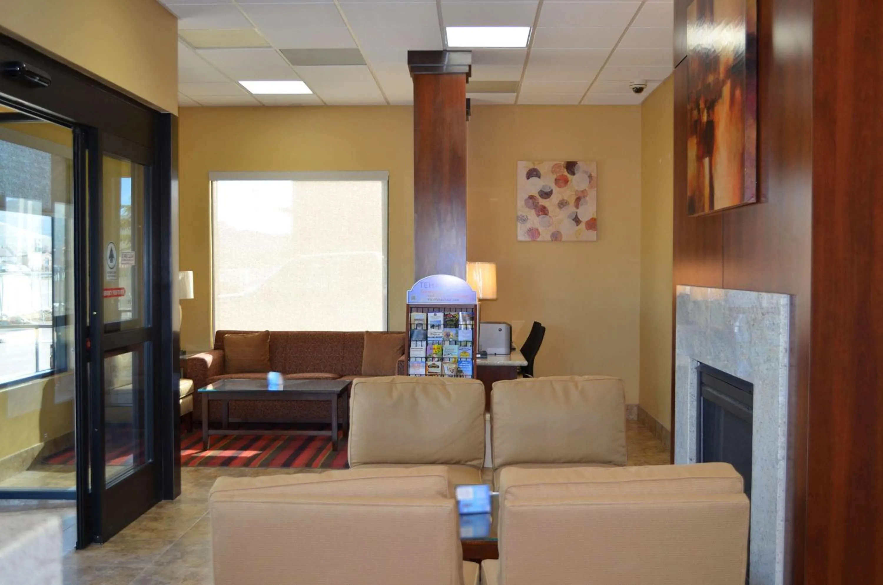 Lobby or reception in SureStay Hotel by Best Western Tehachapi