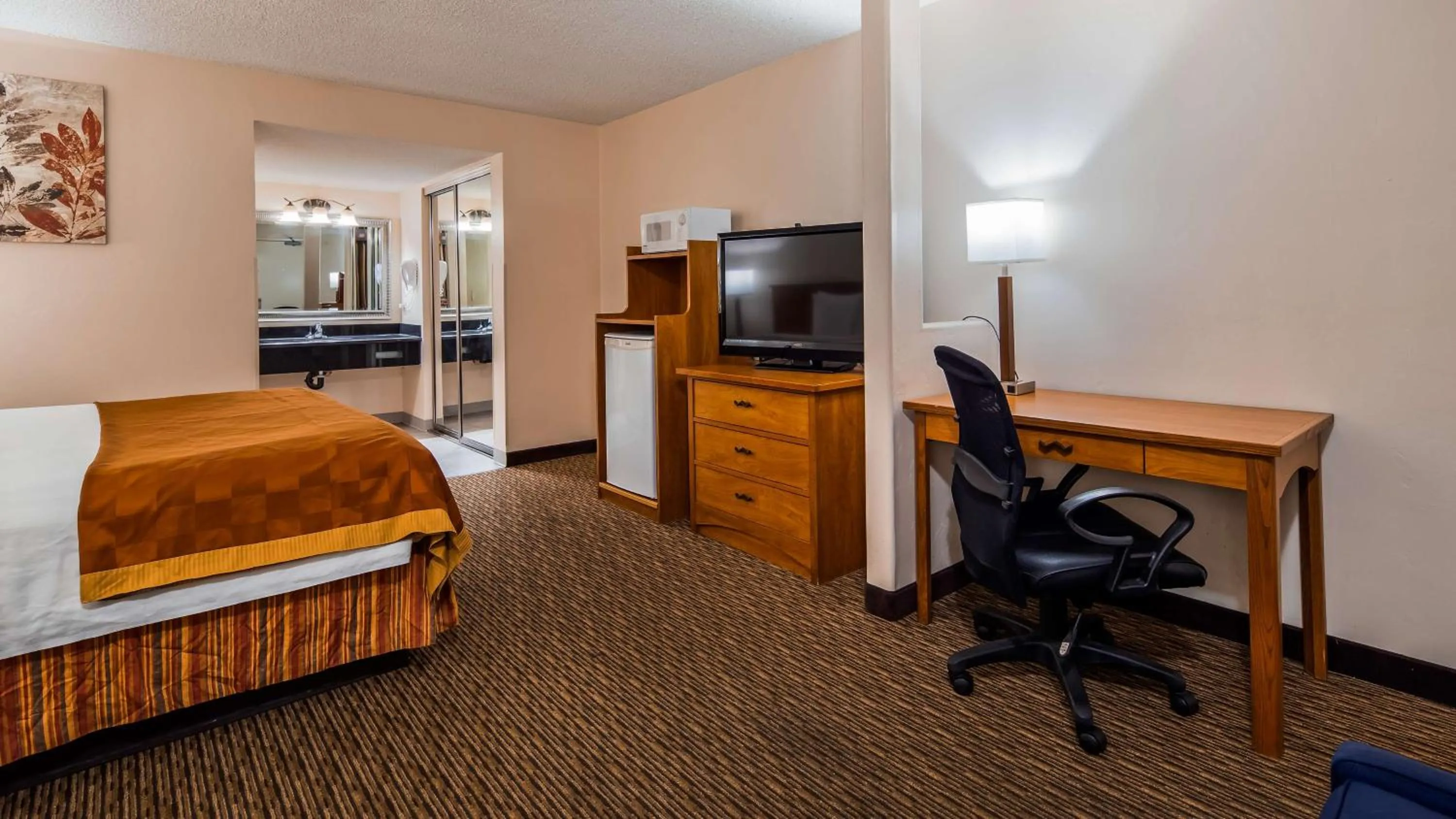 Photo of the whole room, Bed in SureStay Hotel by Best Western Tehachapi