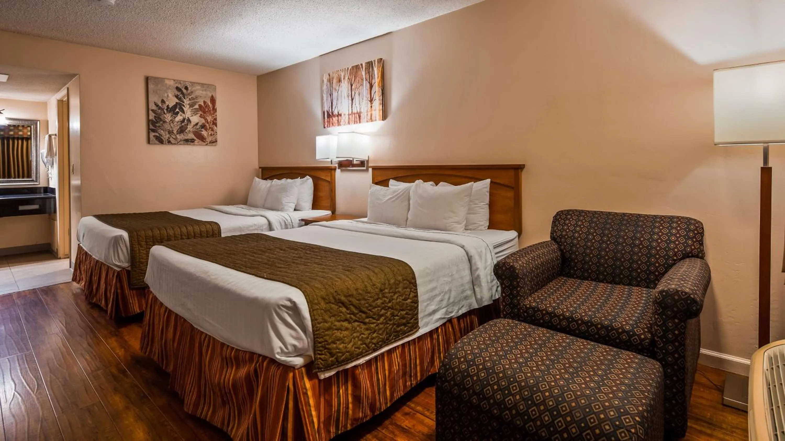 Photo of the whole room, Bed in SureStay Hotel by Best Western Tehachapi