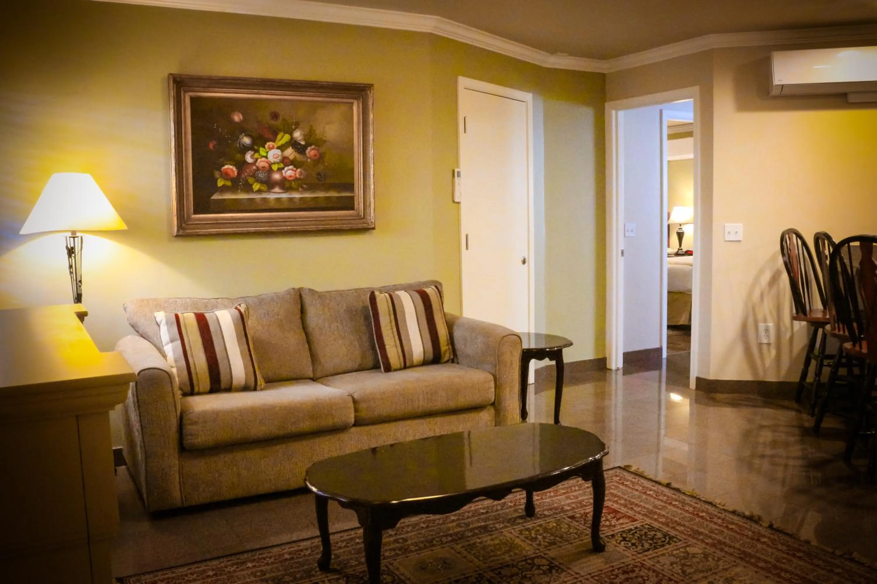 Seating area in Grass Valley Courtyard Suites